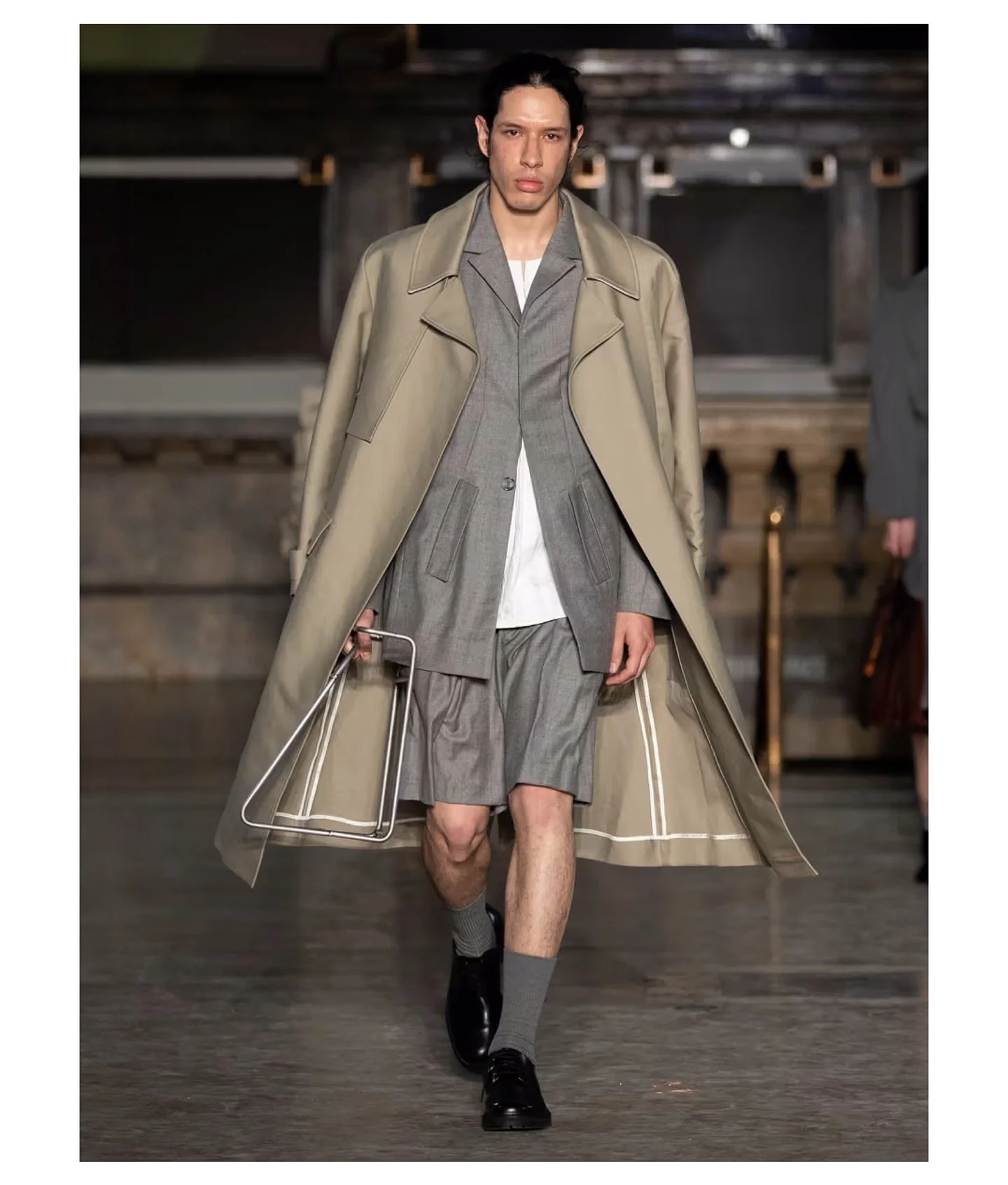 Damiel Trench Coat over Look 2, walked by our friend @spiderhead98 at 2024 Parsons BFA Fashion Design Runway at Hall Des Lumi&egrave;res.

Die Neue Fall/Winter 2025

evrenalexander.com

New York, New York