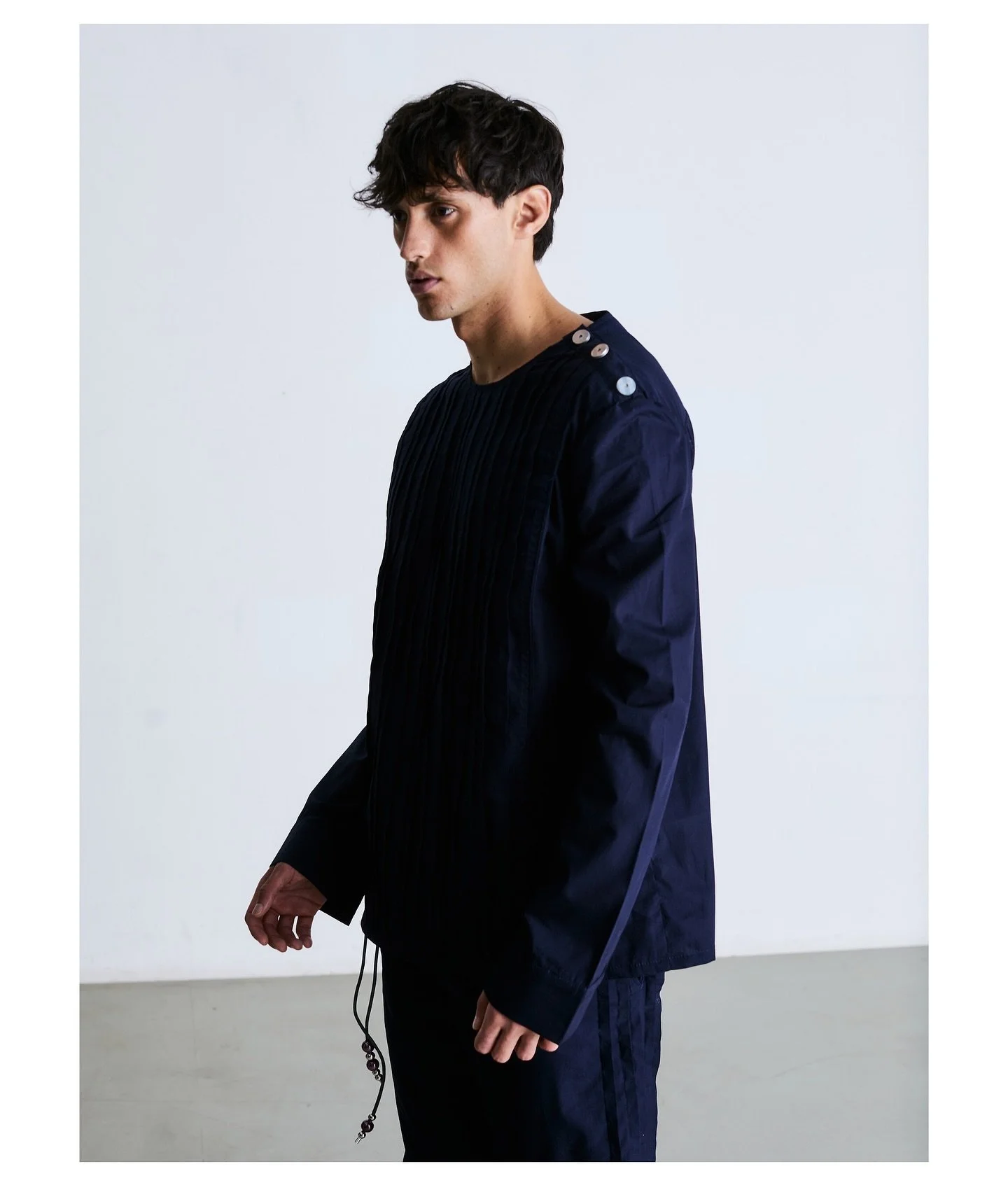 Detail: Navy Cotton Tuck Pleated Shirt and Six Stripe Pleated Joggers. Captured by @aysanlamby 

Die Neue Fall/Winter 2025

evrenalexander.com

Berlin, Germany