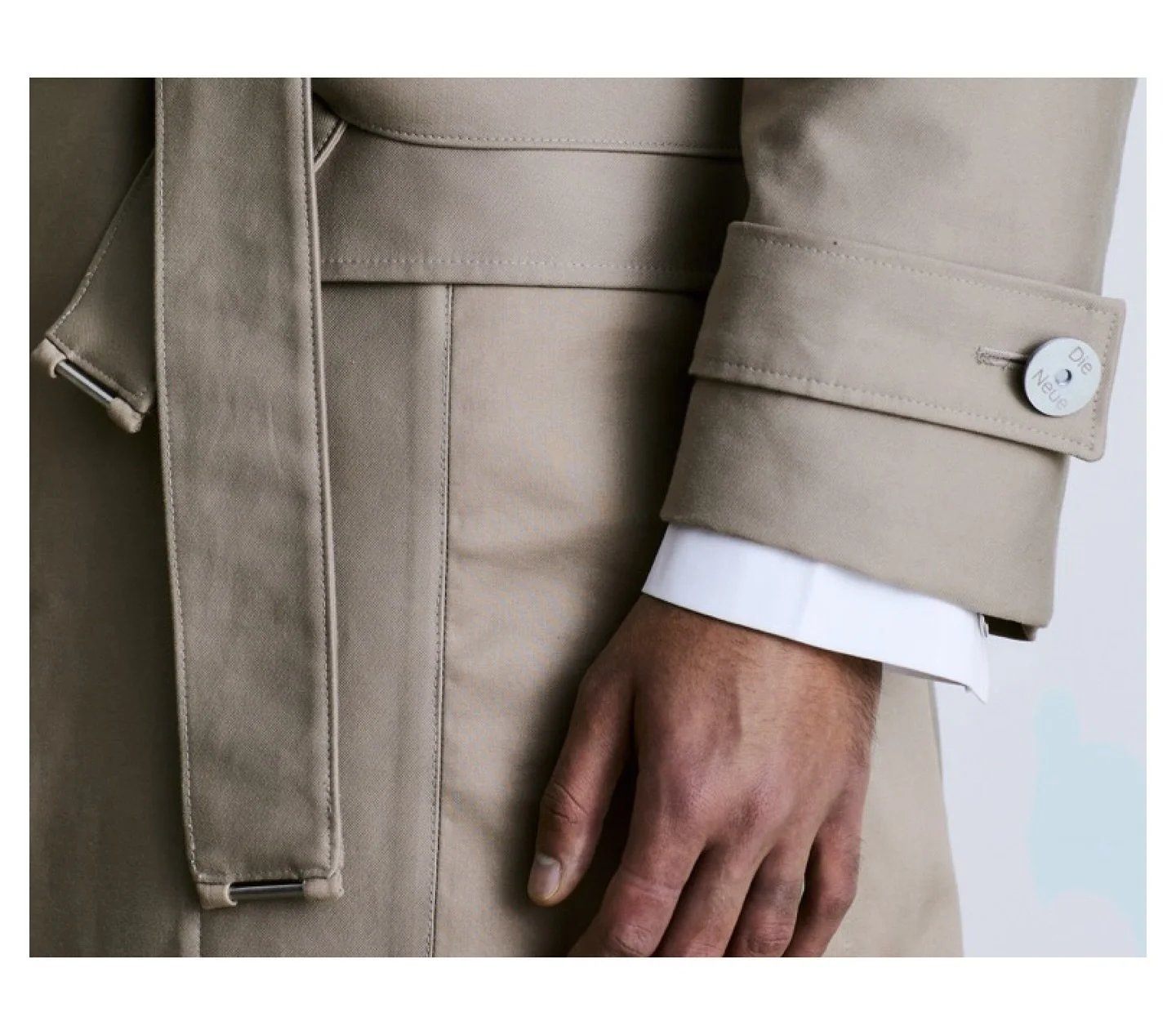Detail: &bdquo;Stahlrohr&ldquo; on Waist Belt and Laser engraved &bdquo;Die Neue&ldquo; buttons on Damiel Trench Coat, captured by @aysanlamby.

Die Neue Fall/Winter 2025

evrenalexander.com

Berlin, Germany