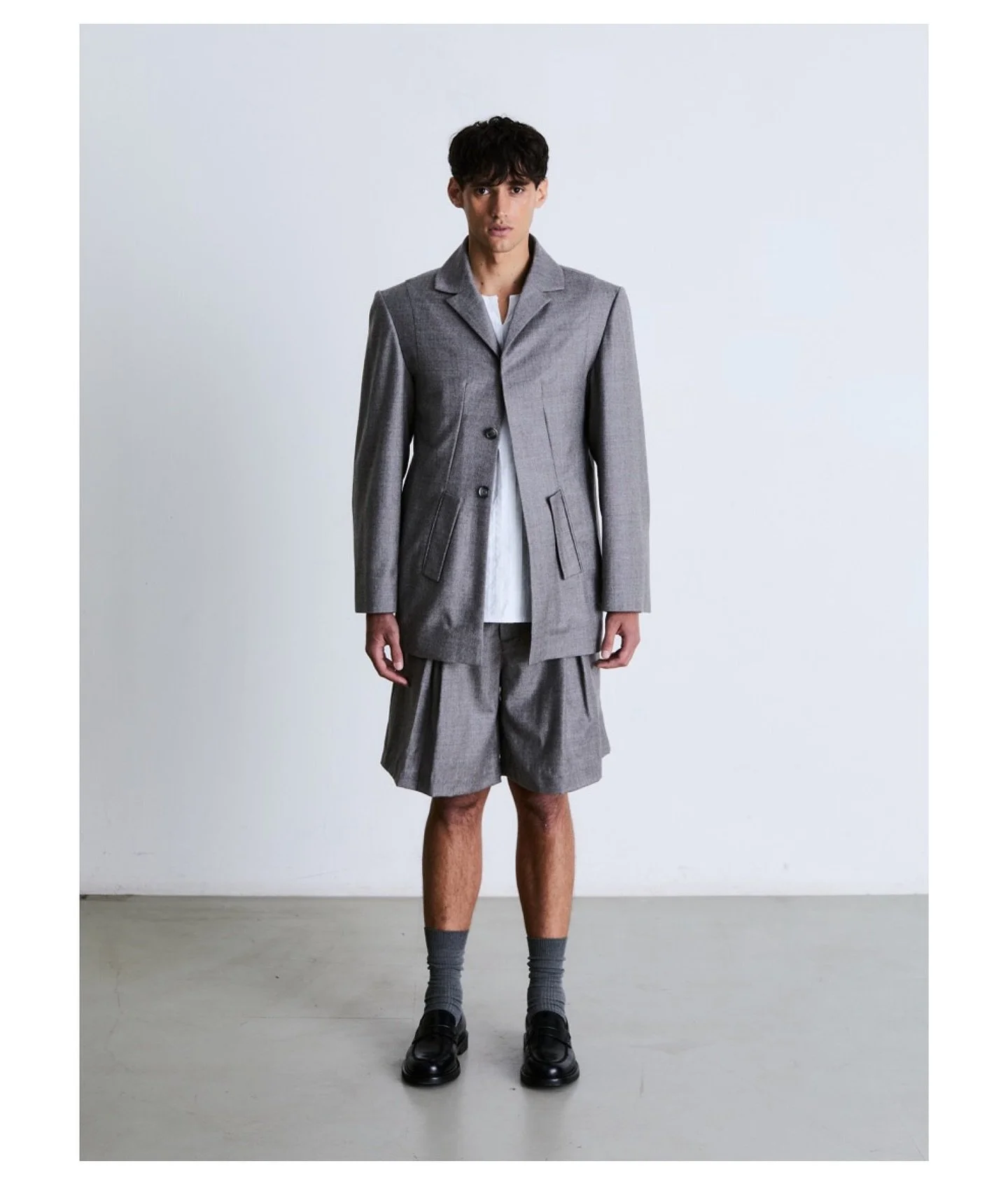 Look 2 | Cassiel Blazer and Inverted Pleated Shorts

Die Neue Fall/Winter 2025

evrenalexander.com

Berlin, Germany

Photography:&nbsp;@aysanlamby 
Lighting:&nbsp;@timboultwood 
Styling:&nbsp;@jonajoko 
Hair and Make Up:&nbsp;@mickael_ambrosino_hair 