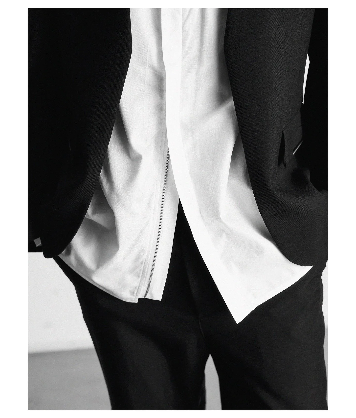 Detail: White &bdquo;Ausweis&ldquo; Shirt with double zipper from Look 3.

Die Neue Fall/Winter 2025

evrenalexander.com

Berlin, Germany