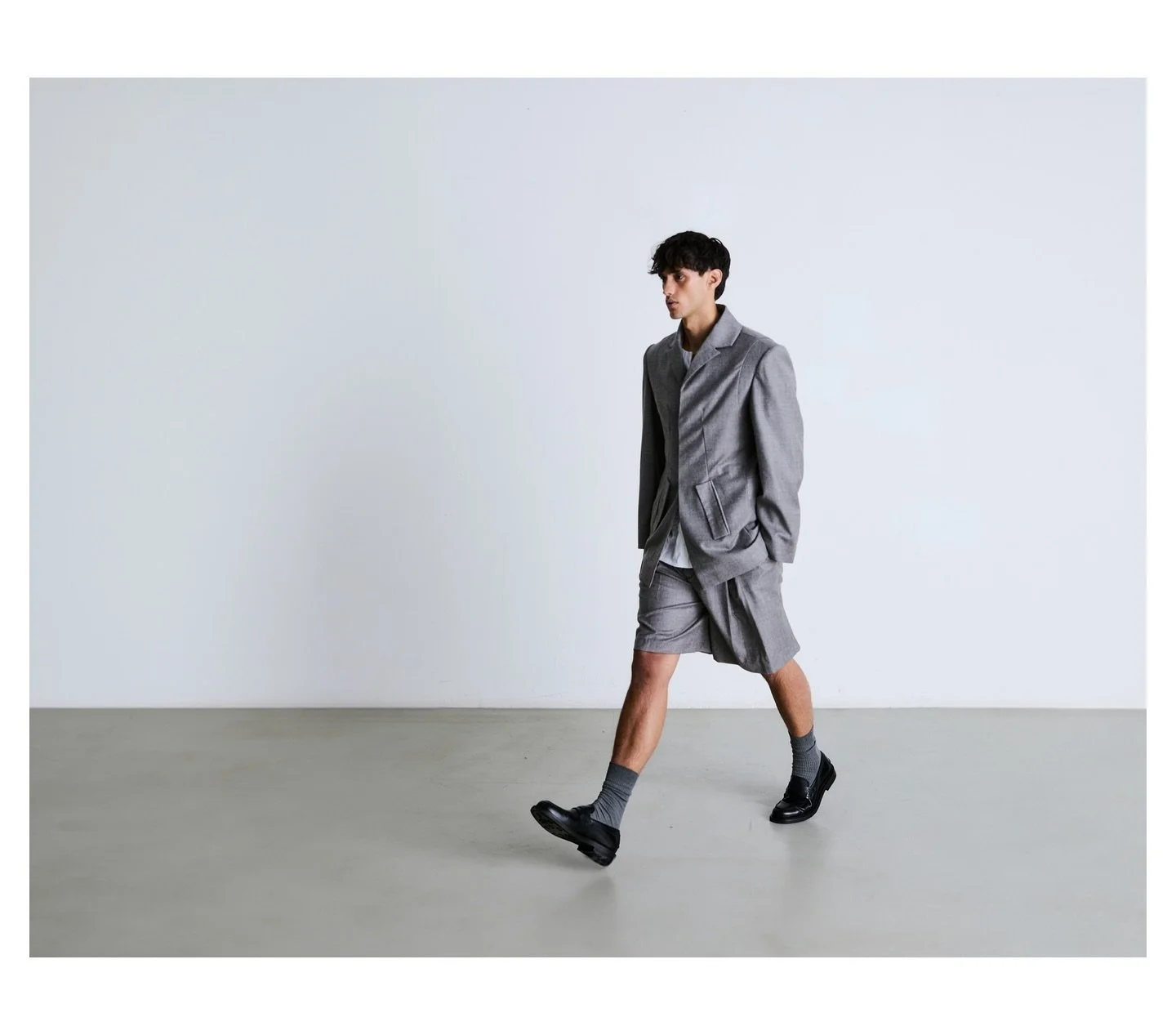 Look 2 | Cassiel Blazer and Inverted Pleat Shorts. 

100% Italian Fine Wool Flannel.

Die Neue Fall/Winter 2025

evrenalexander.com

Berlin, Germany

Photography:&nbsp;@aysanlamby 
Lighting:&nbsp;@timboultwood 
Styling:&nbsp;@jonajoko 
Hair and Make 