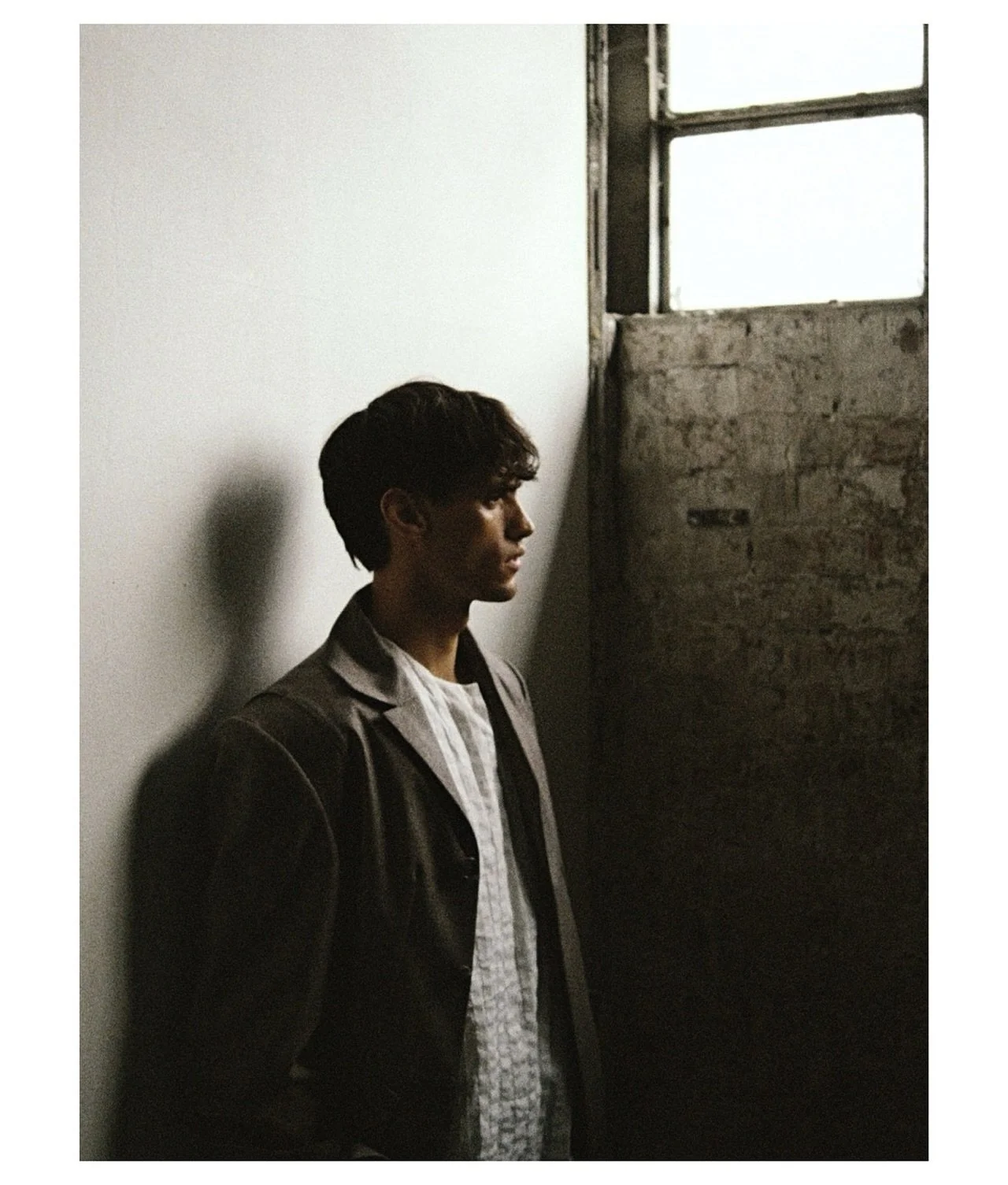 Juan @juanmoreno37 in Cassiel Blazer from Look 2, captured by @aysanlamby on film. The jacket is fabricated from 100% Italian Fine Wool Flannel sourced in New York City.

Die Neue Fall/Winter 2025

Berlin, Germany