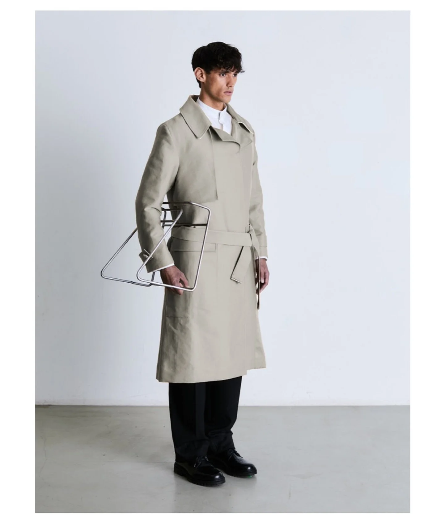 Look 1 | Damiel Trench Coat Details

Die Neue Fall/Winter 2025 

evrenalexander.com

Berlin, Germany

Photography: @aysanlamby 
Lighting: @timboultwood 
Styling: @jonajoko 
Hair and Make Up: @mickael_ambrosino_hair 
Model: @juanmoreno37 
Photoshoot A
