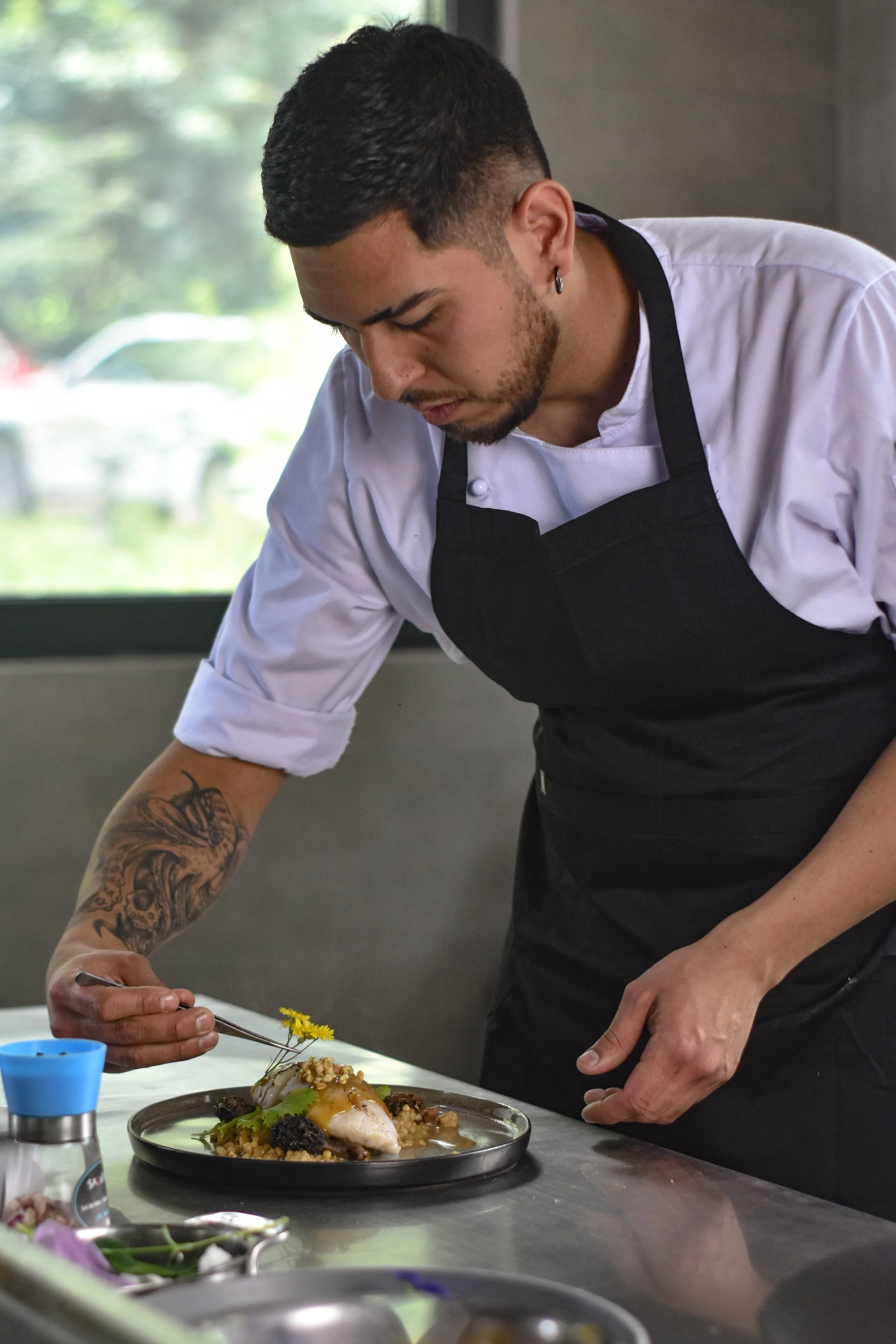 Chef decorando un plato en una cocina moderna