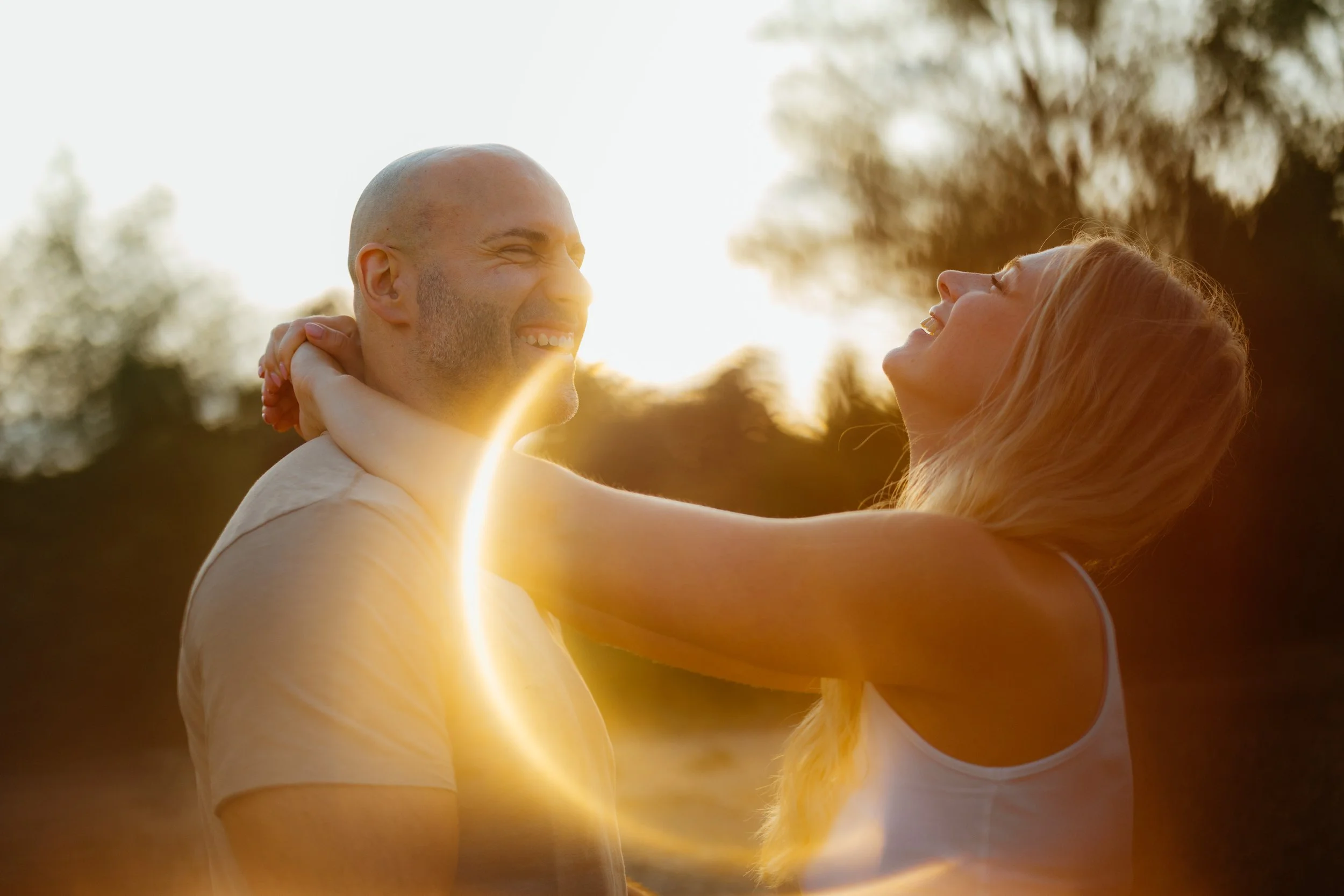 Paarshooting Bonn: Natürliche Paarfotos am Rheinufer