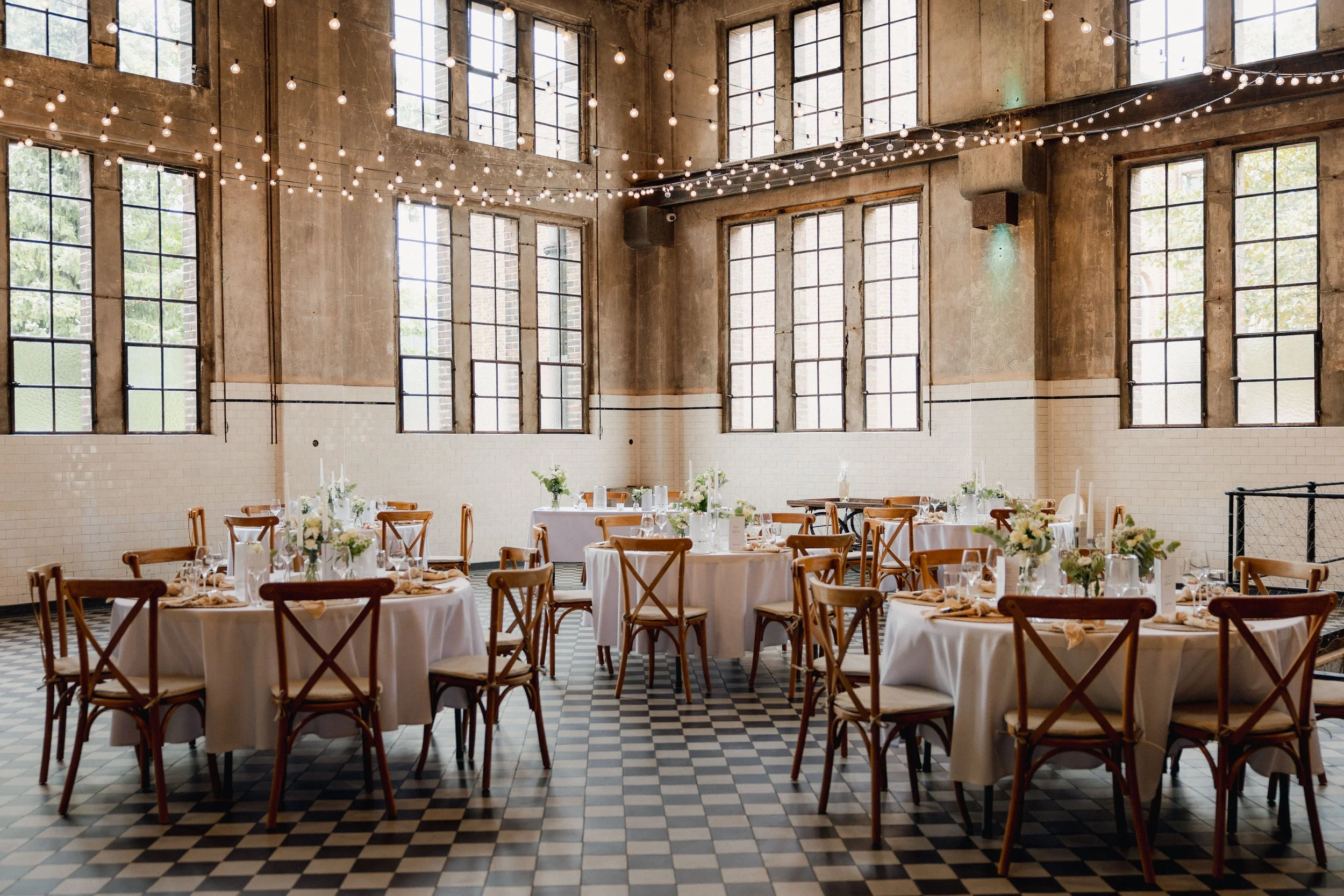Hochzeitdekoration im großen Raum der Alten Maschinenhalle Solingen