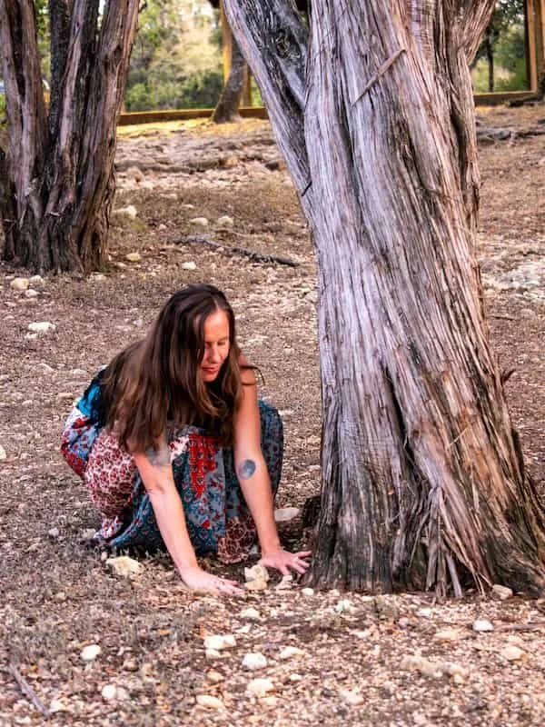 Alice by a tree