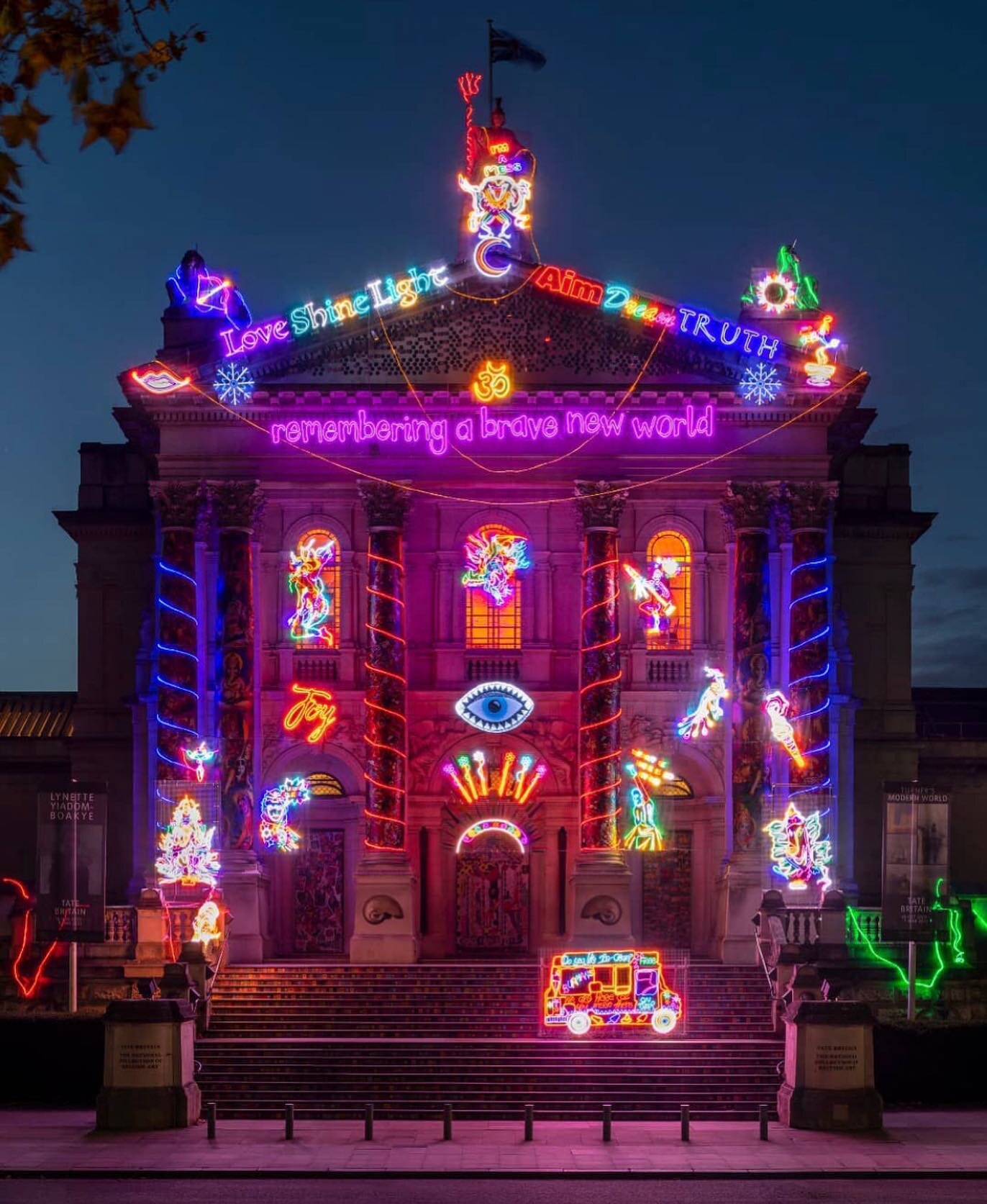 If you can walk/cycle to Tate Britain - go see this!!! @chilaburman #CONGRATULATIONS &amp; #THANKYOU!!! 🌟 much needed right now! &lsquo;Remembering a brave new world&rsquo; #hope &amp; #light #Diwali 🕯 

Inspired by Hindu mythology, Bollywood image