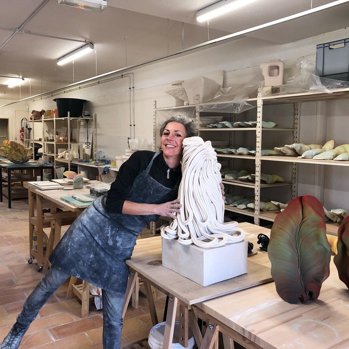 In the #studio with #artist Claire Lindner who is doing a #residency at the École d&rsquo;art #céramique de #Vallauris 🤍👀 Watch this space for her #exhibition due to open this July 🤞 #ceramic #art #artistresidency @clairelindner @eacv_vallauris