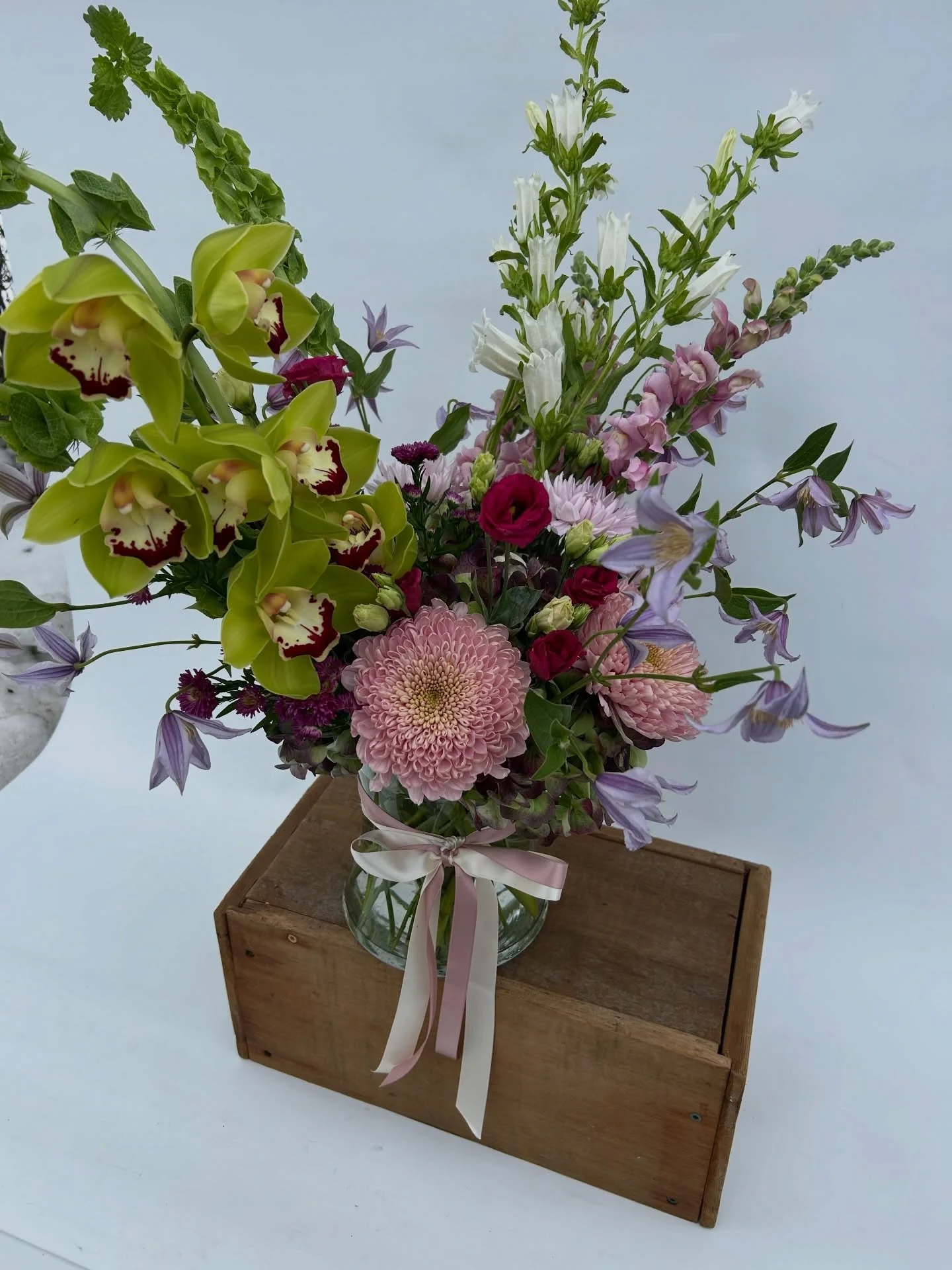 Friends, we&rsquo;ve picked up extra blooms, if you need some for your Valentine, galentine or just because 💌  head to our website and place an order! 
&bull;
&bull;
Delivery available 2/13+2/14 🤍🤍