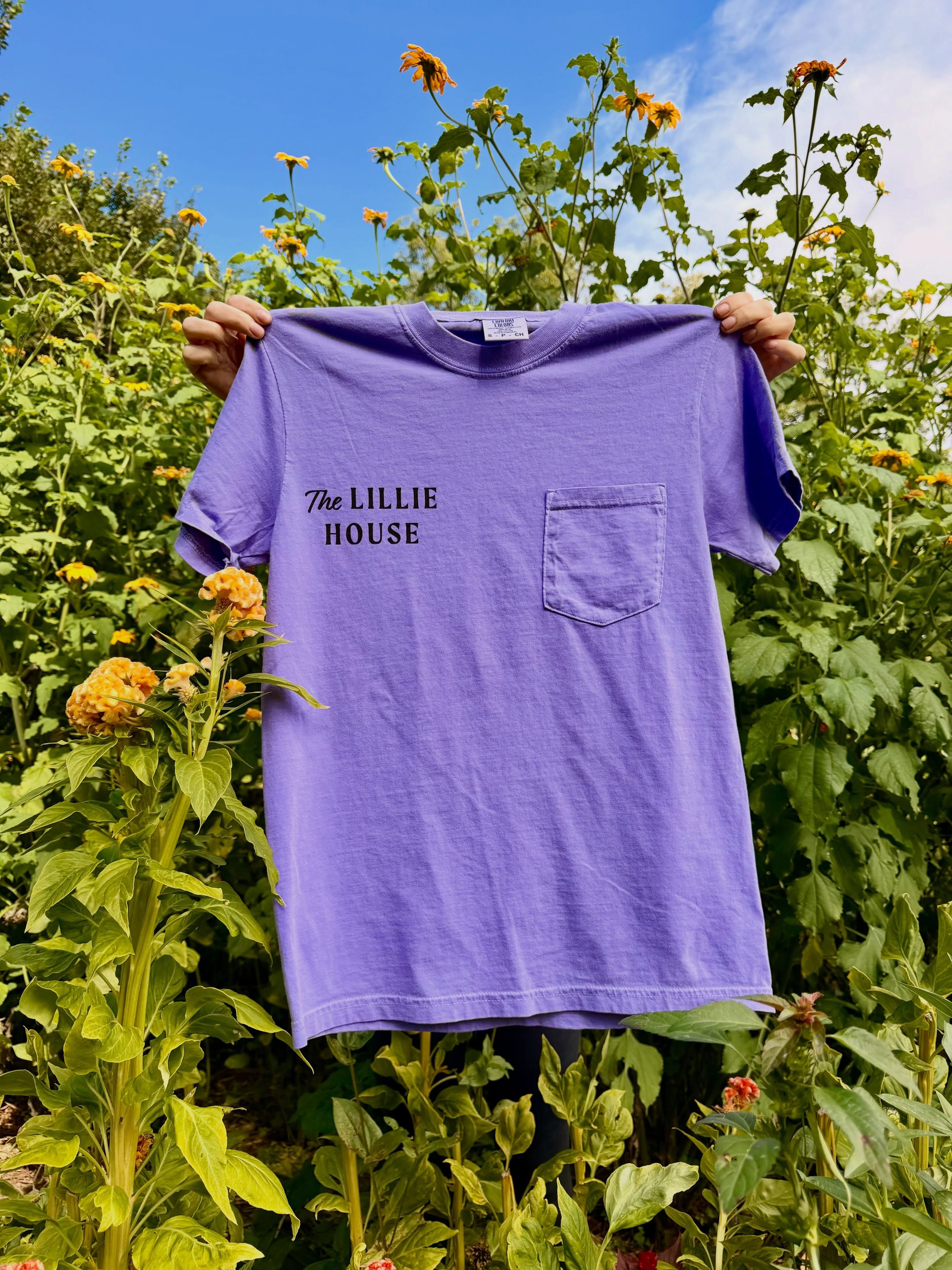 Tomorrow&rsquo;s Friday, which means the flower stand will be FULL!

Bouquets, dahlias + plenty of other fresh bunches&hellip; AND our new Lillie House T-shirts! ✿✿

Come by, grab some flowers + snag yourself a little Lillie House swag while you&rsqu