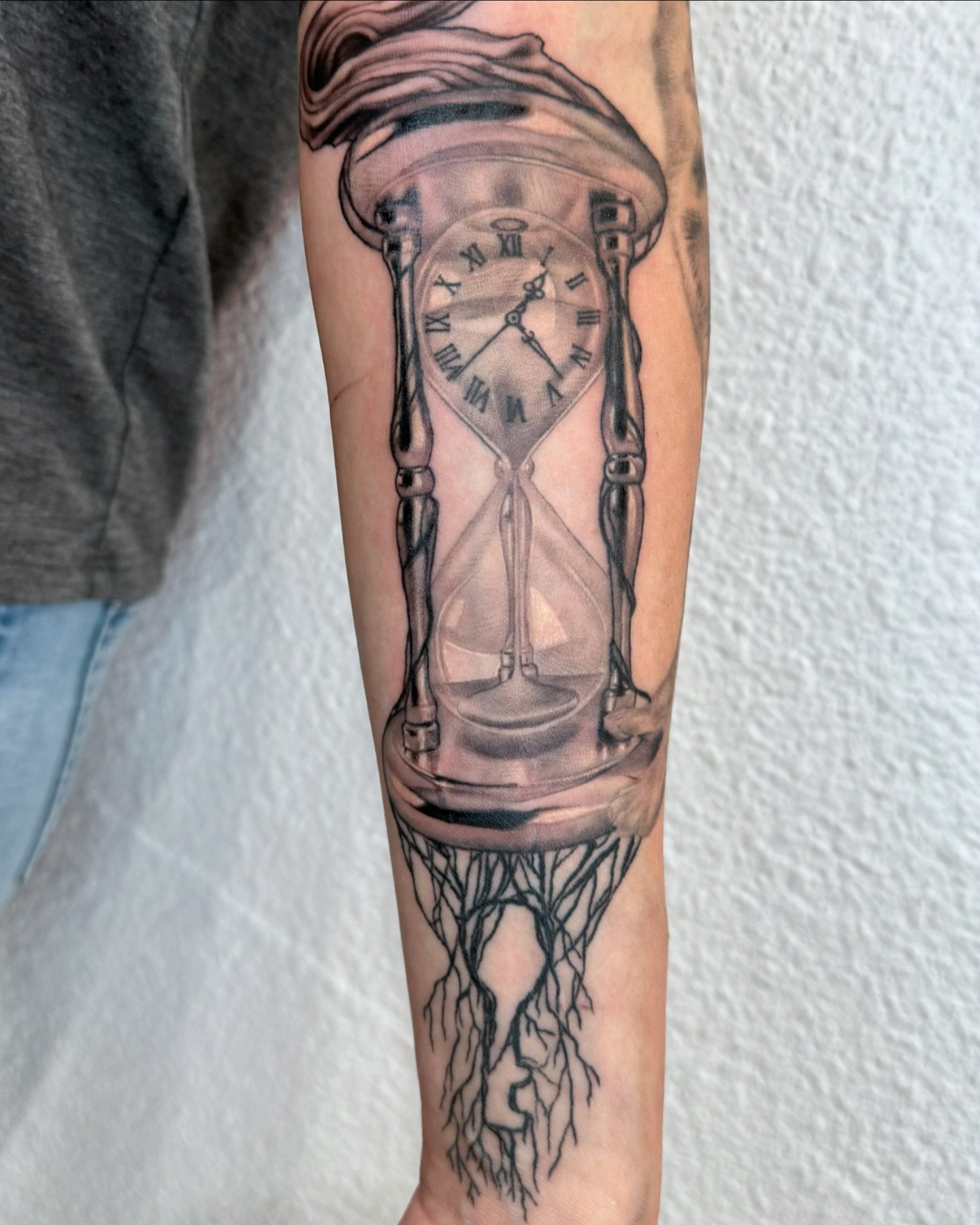 Time is the key that unlocks every door. It reveals, heals, and transforms. Embrace the moments, because every second holds the power to change everything.
.
.
.
.
.
#cihanpohrenk  #tattoo #ink #tattooartist #hourglasstattoo #treetattoo #sleeve #blac