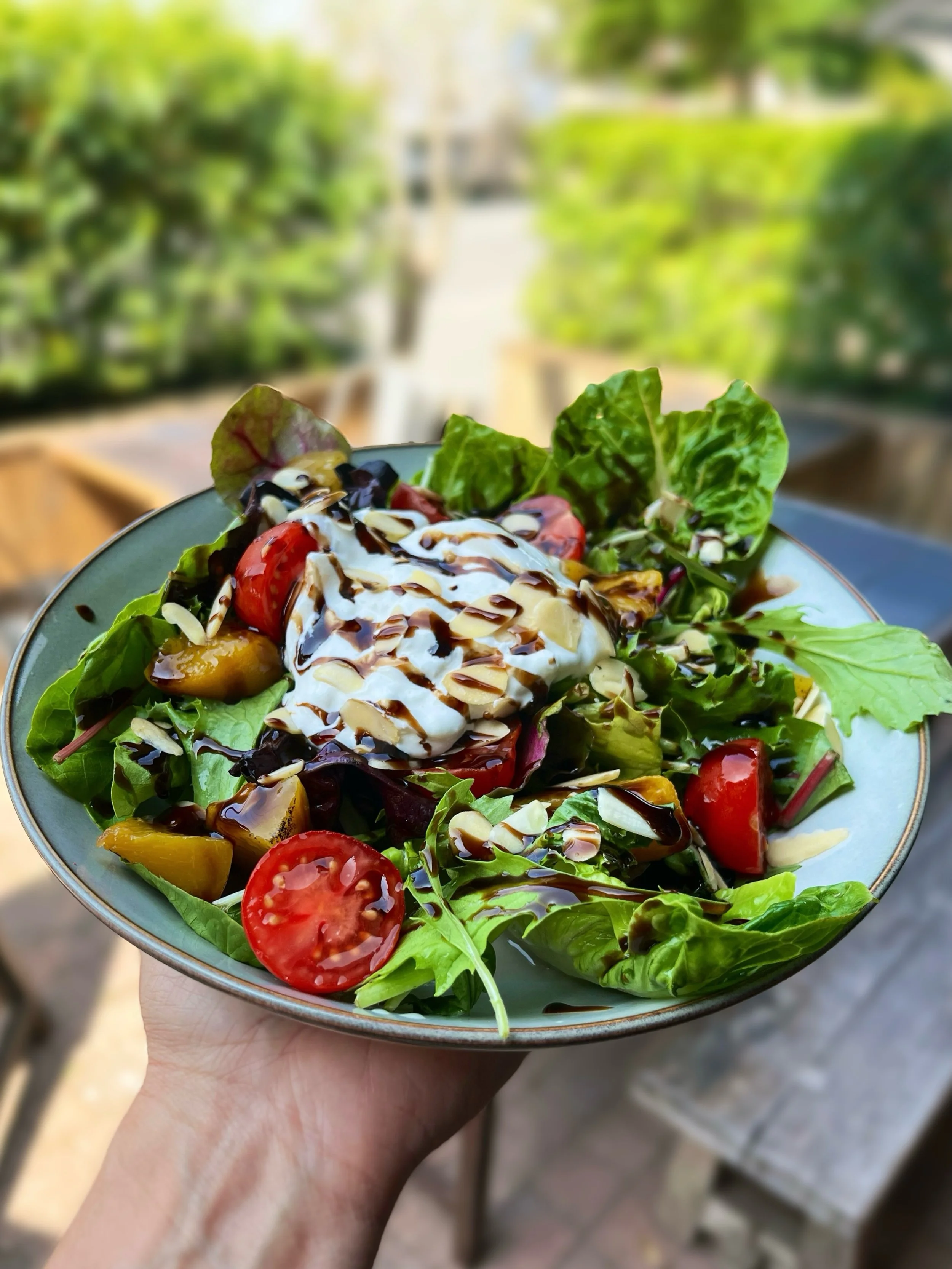 The Burrata Bowl ~ creamy burrata, prosciutto, tomato, grilled peach, almonds, leaves and a healthy drizzle of balsamic 🍃

Team with a chilled glass of @halfpennygreenwineestate Bacchus or homemade Lemon Iced Tea for optimum Summer vibes 🍋

📍Main 