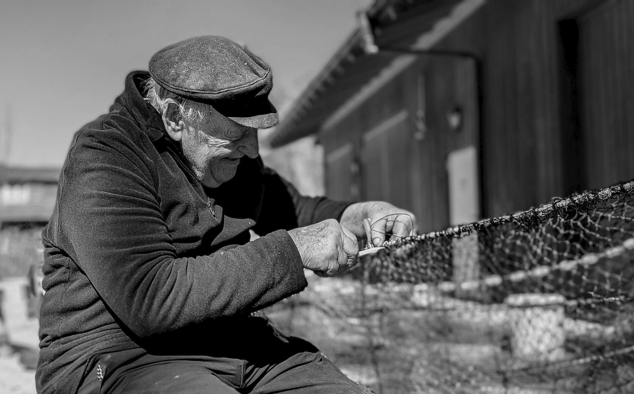Fischer bei der Netzreparatur am Chiemsee 