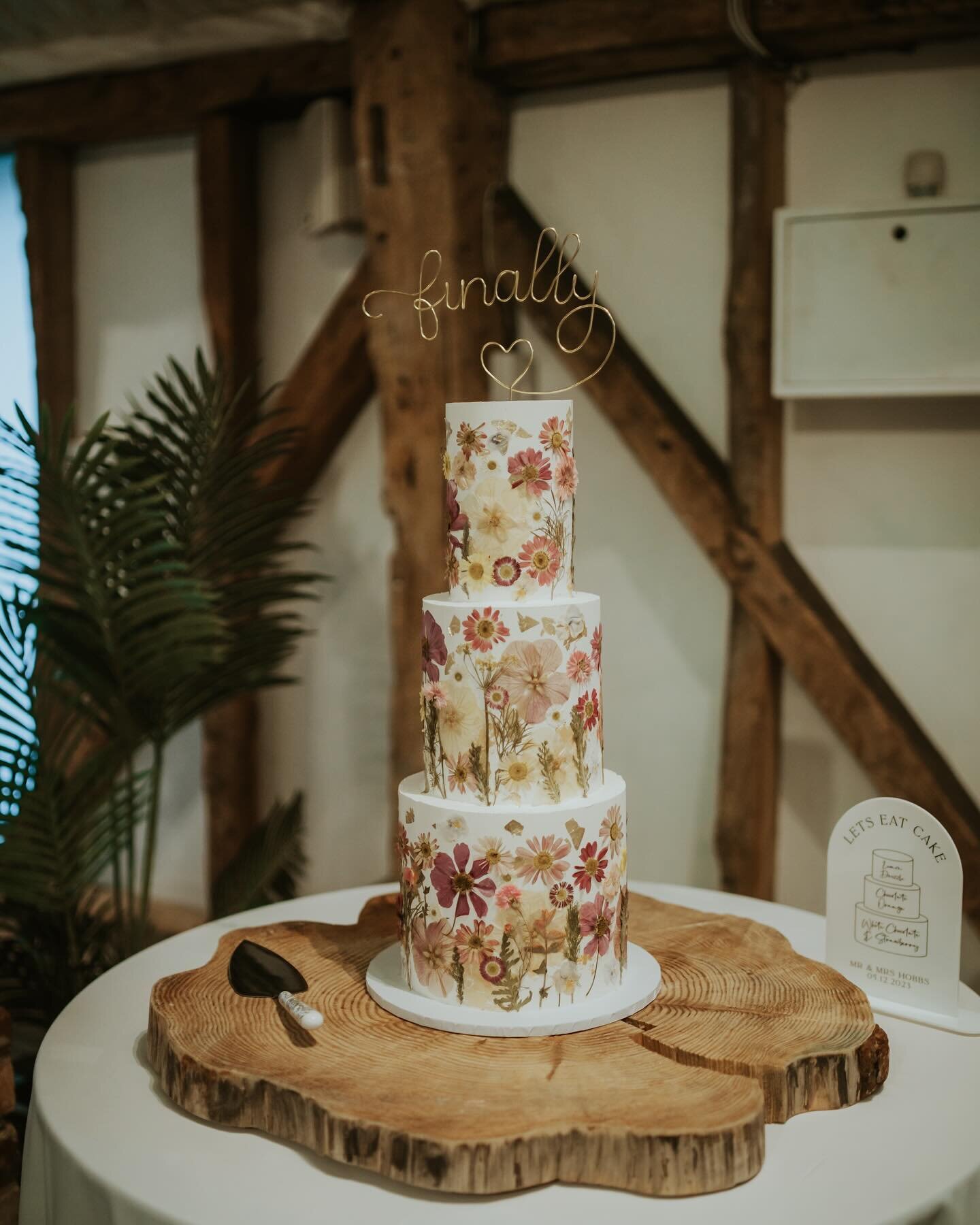 These stunning photos landed in my inbox this morning taken by @tomhphoto of Y &amp; S&rsquo;s pressed flower cake @southfarmweddings. The brief was pinks, creams and metallics 🤍 Thank you for sending these Yasmin!