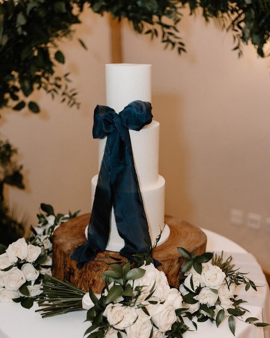 Two cake posts in one day? How could I not when I&rsquo;ve just received some more stunning images in my inbox of G &amp; O&rsquo;s wedding cake @bassmeadmanorbarns. Captured perfectly by @monkeymole 🤍 love this classic and elegant design with ribbo