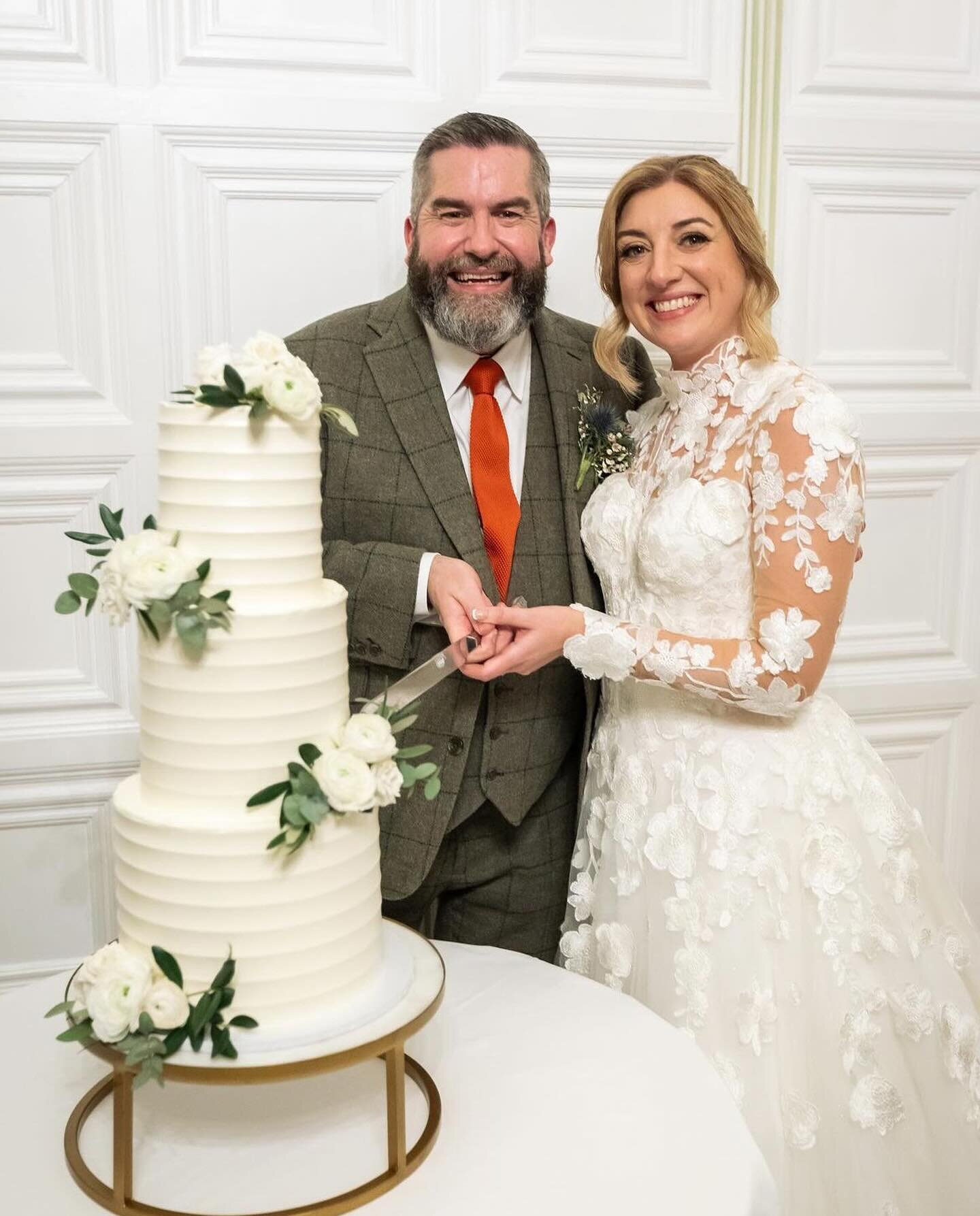 L &amp; M showing us how to take the perfect cake cutting shots 🤍 

What a way to start off a new year of weddings! Such a fantastic couple and cake, I&rsquo;m so excited for 2024. 

Venue @hengrave_hall 
Florals @heidiappleyard_floraldesign 
Cake s