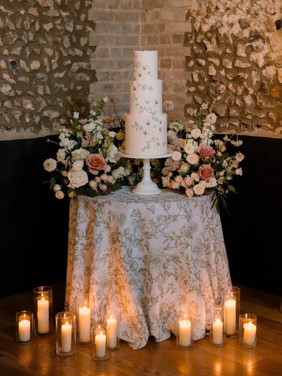 Granary Estates Wedding Cake with pallet knife florals, fresh flowers and candles