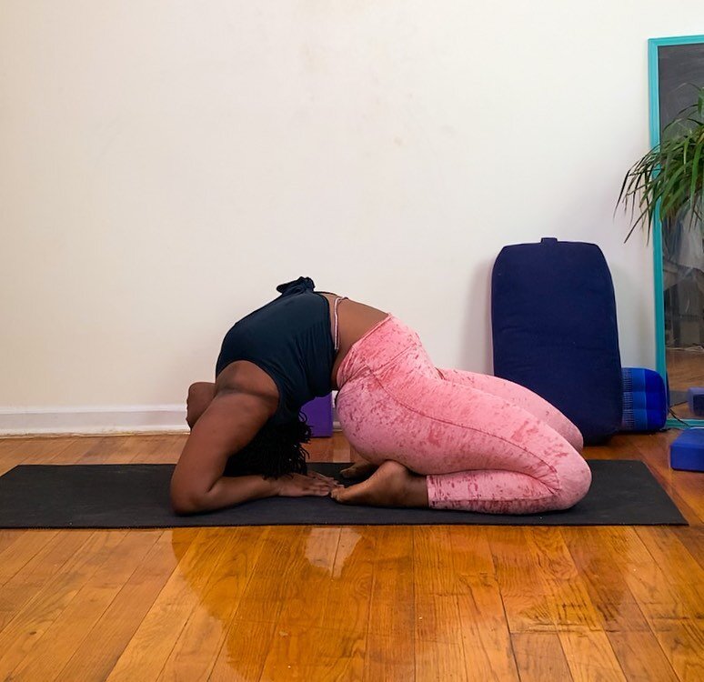 Breathe 💨
Stay present 🌱
Your best is yet to come ✨
#dailymindfulnessreminder
⁣
Swipe across to see how I entered this variation of #kapotasana

⁣Set is from @lululemon 

#gratitude #duality #blackgirlyoga #sistersofyoga #melanin #blackyoga #honory