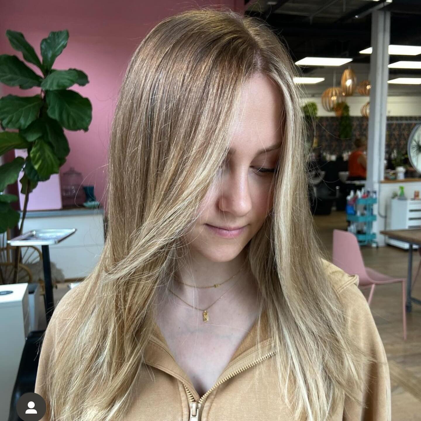 Soft, born with it blonde by Kaeli @motley_crewcut 
☁️🌾 

Kaeli added some shadow and warmth to keep this blonde looking fresh for fall 🍂

#fallblonde #ceremonysalon #carrboronc #chapelhillcolorist #chapehillstylist #wellablonde