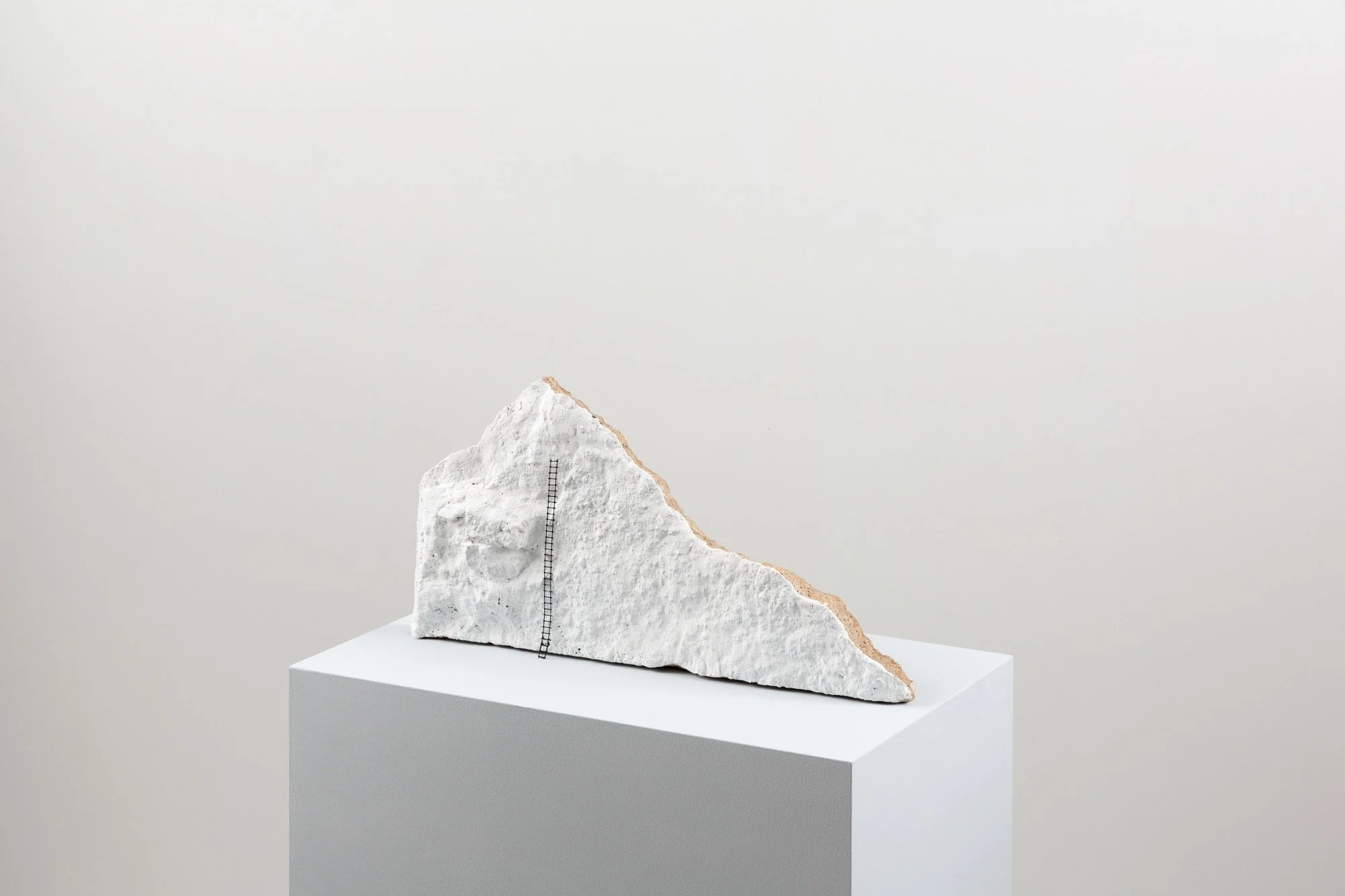 Wscakera + Roca #2, 2025 /
Stone, lime and wire /
23cm x 45cm