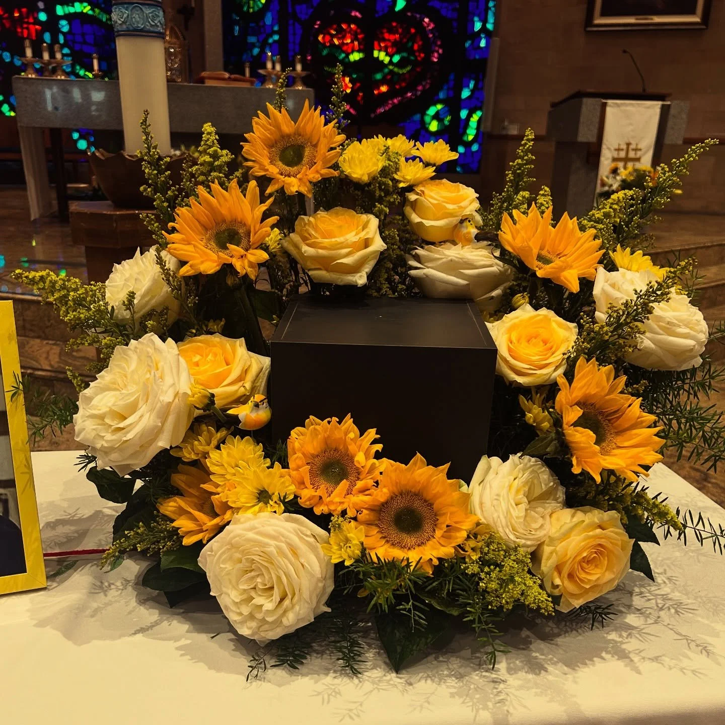 Last week was bittersweet π I had the honor of designing the flowers for my sweet grandma’s funeral service. I usually share more behind-the-scenes as I create, but this one hit different. I was too emotional to face the camera so I took that