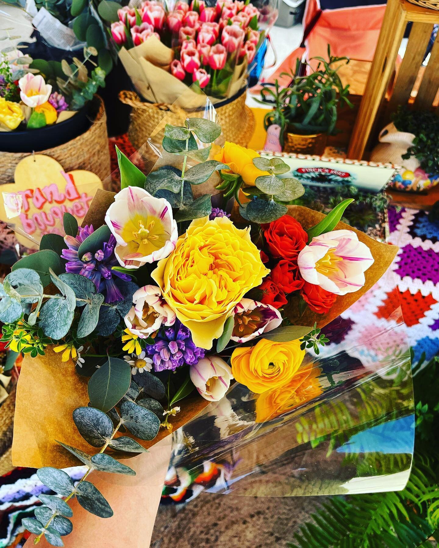 We&rsquo;re out enjoying the sunshine @bayareafarmersmarket today until 3! 🌞

Market Offerings for 4/16:
💐 Small Market Bouquets 
🌼 Large Market Bouquets 
🌷 Tulip Bouquets 
☔️ Eucalyptus Shower Bundles 
🌱 Small Houseplants 
🪴 Large Houseplants 