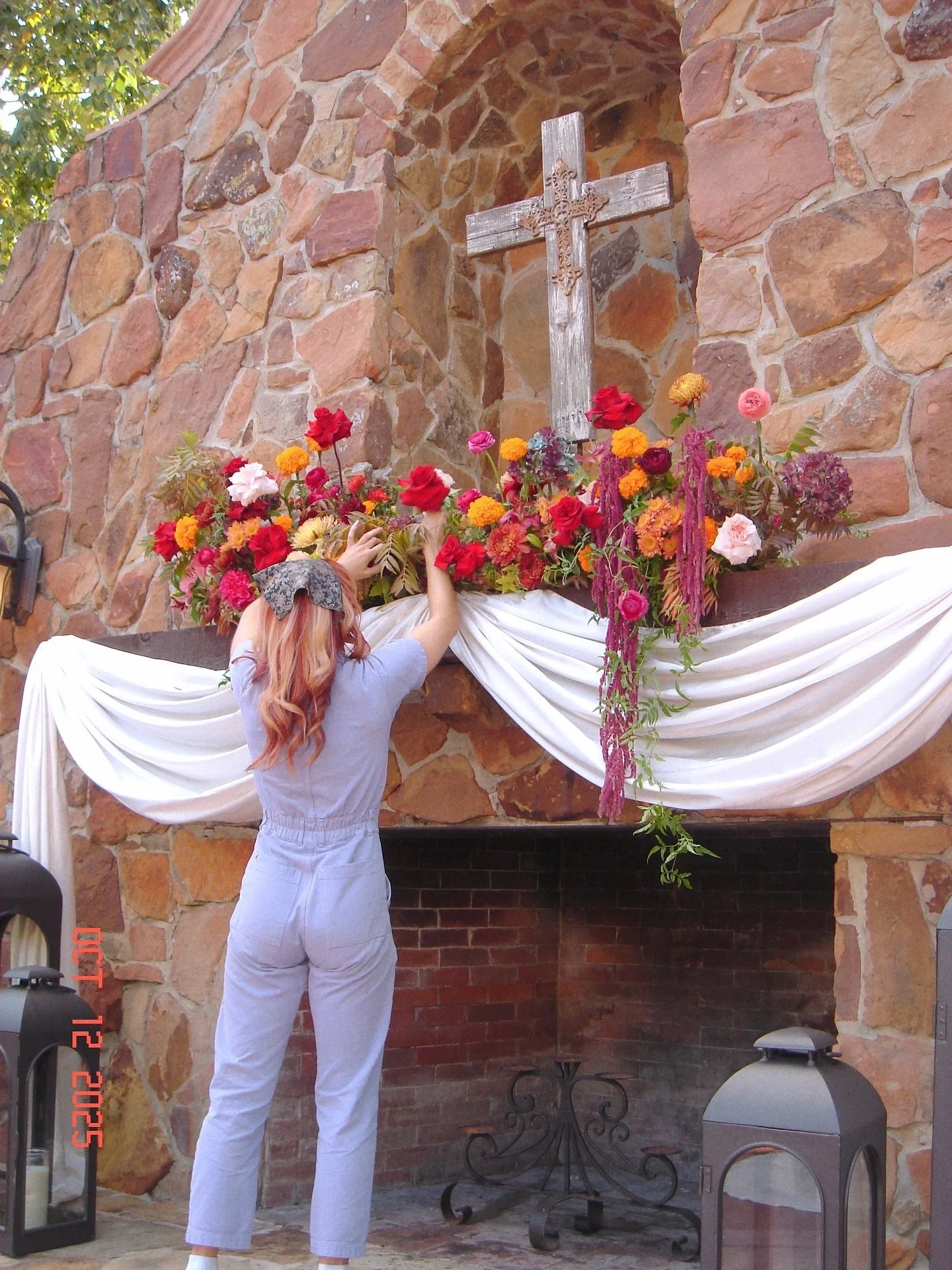 We bought an old digicam off of @depop this summer and have been having so much fun capturing details behind the scenes from your weddings this fall. We are by far more comfortable behind the flowers than behind the camera, but this little point and 