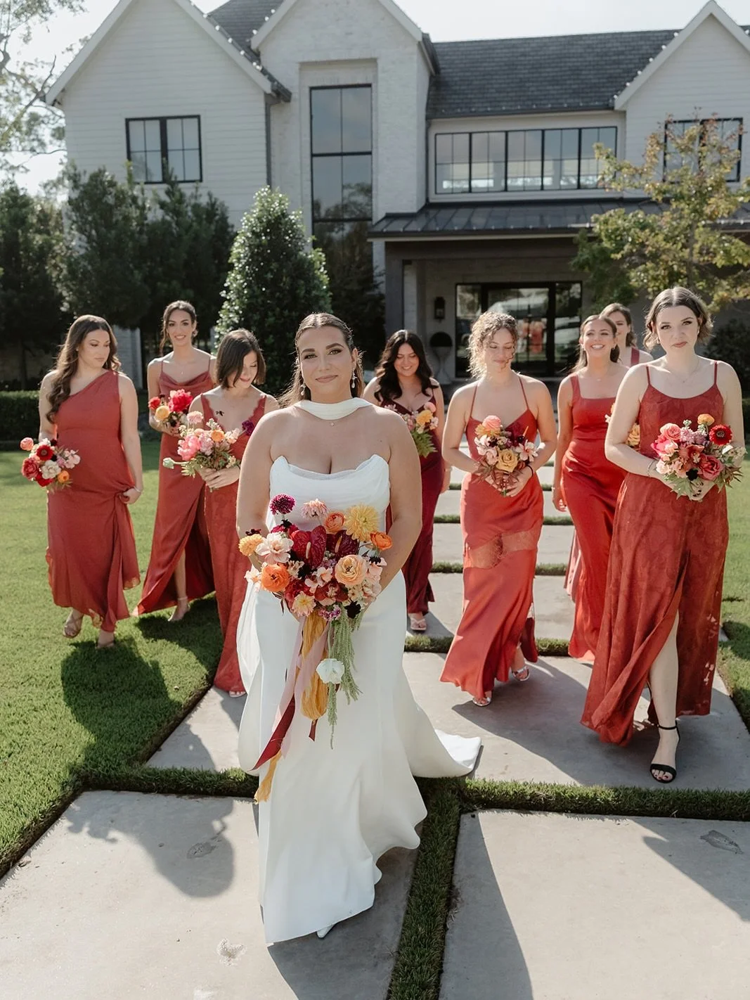 Lea &amp; Jack 🥀 Their speakeasy wedding day aesthetic will forever be mood board material ✨

There's something so magical about designing flowers to be viewed by candlelight !! ~~

Photography by: @clarkdmiller 

Vendors
Planning: @wedandprosper 
V