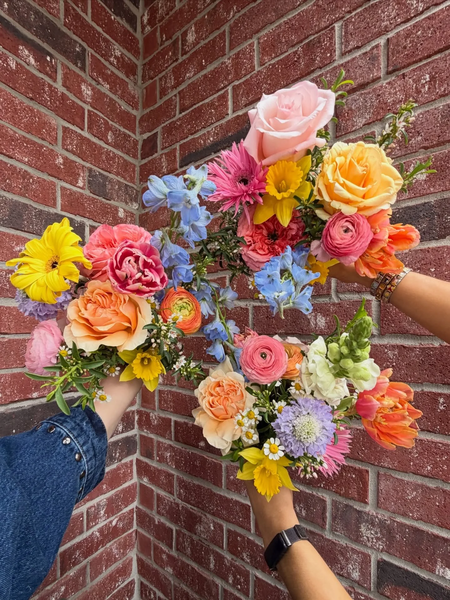 Spring has officially sprung in the Ponderosa studio!🌷🦋 Nevermind what your weather app is telling you 😆

Proof of spring can be found in Melissa's bridesmaid &amp; bridal bouquets from her sweet March wedding; for example, DAFFODILS! fRILLY GERBE