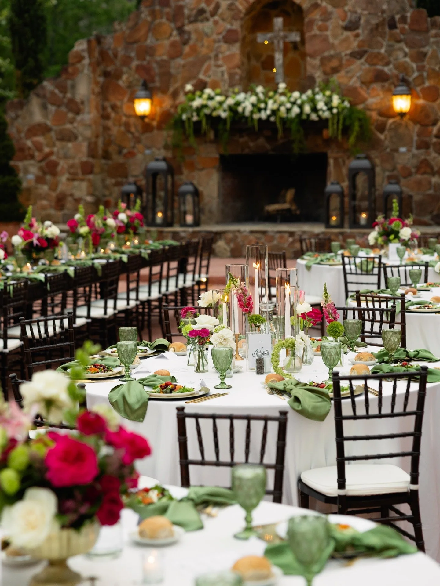 💕💕💕 

Halie + Ty's wedding at @maderaestates felt like it was meant to be!!

The knockout roses were in full bloom throughout the property and perfectly matched the flower arrangements, making every corner feel naturally tied together ~ 

What a j