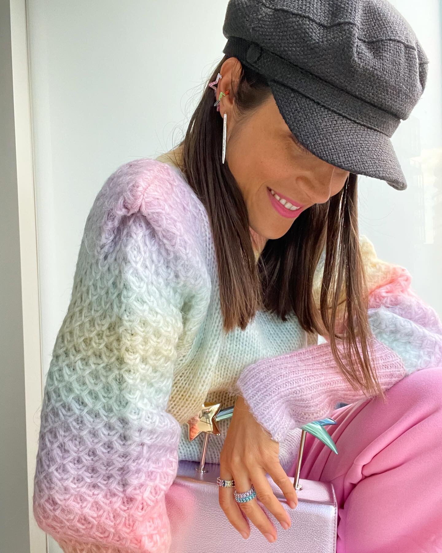 𝗛𝗼𝘄 𝗱𝗼 𝘄𝗲𝗮𝗿 𝗯𝗿𝗶𝗴𝗵𝘁 𝗰𝗼𝗹𝗼𝘂𝗿𝘀?
*
🌈 I have some few tips for you :
*
➡️Go all-in&mdash;colours rock and will make you happy.
*
➡️Match your colours to your chromatic season (to enhance your complexion).
*
➡️Mix and match as you wan