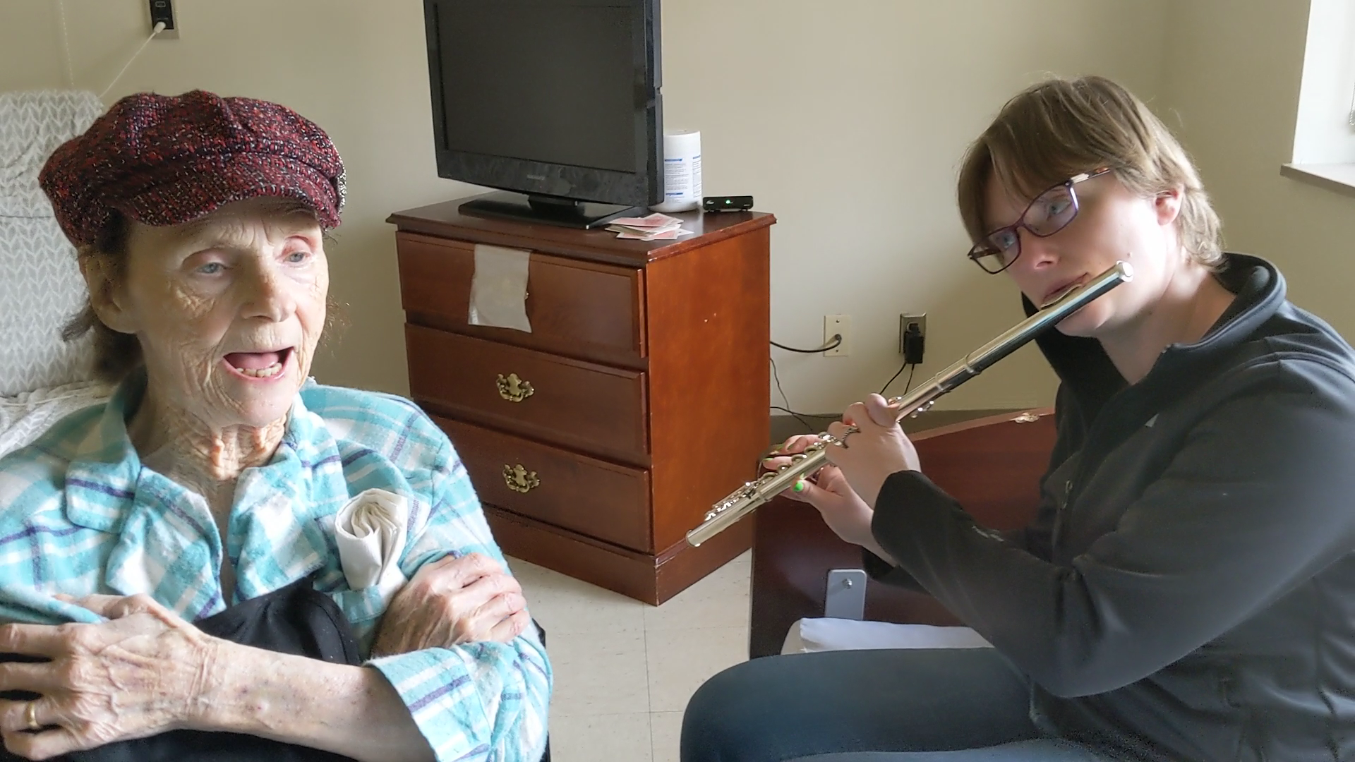 Brenna tocando a la abuela sus canciones favoritas