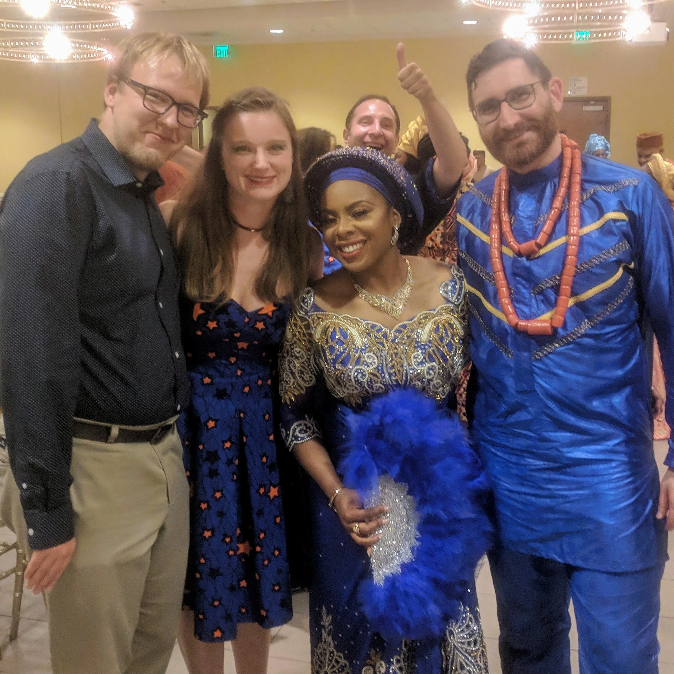 Brenna como dama de honor en la boda de su amiga en 2018, que acaba de tener un bebé