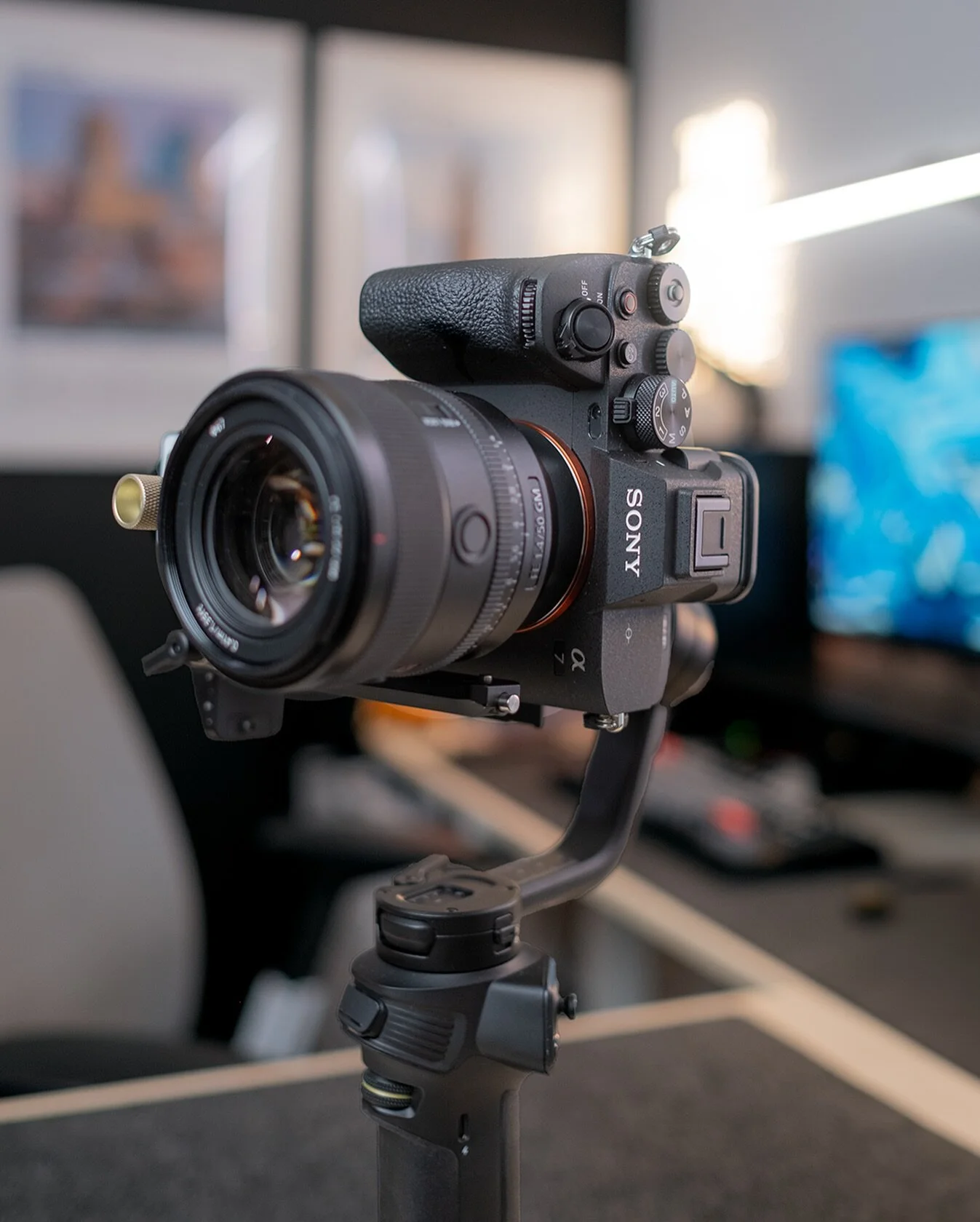 Horizontally Leveled Sony a7IV on the Zhiyun Tech Weebill 3s

▪️ what questions do you have for me? This is what it looks like to have the camera balanced horizontally on the Tilt Axis.

👉 Consider me as a resource for this gimbal. Ask a question vi