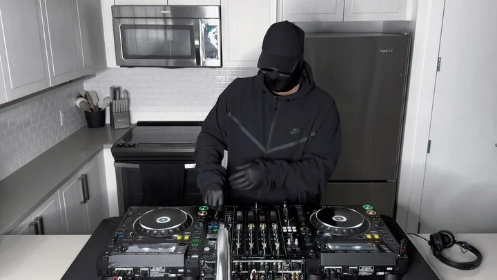 In Motion Sessions #001 full of Karbon records&hellip;. Which one we feeling the most? 👀 

1. Karbon - ID 

2. Karbon - Right Back 

3. Drake &amp; Central Cee - Which One (Karbon Remix) 

4. Karbon - Flip That 

5. Karbon - ID 

6. Central Cee &amp