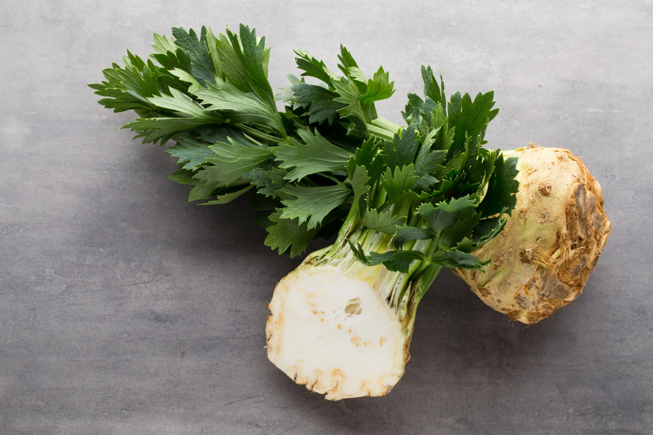 Panierter Sellerie mit Käse gefüllt