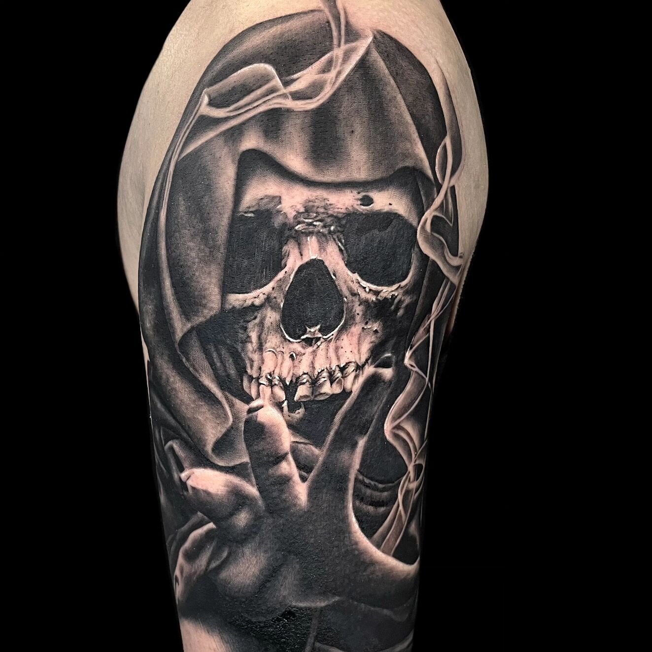 Black and Gray realism tattoo done by Tadao @tstattoodesign 
He loves to make such tattoos. Let us know via our website if you are interested in his work.
Or you could send DM him👉@tstattoodesign 😉
#blackandgraytattoos #blackandgrayrealismtattoos #
