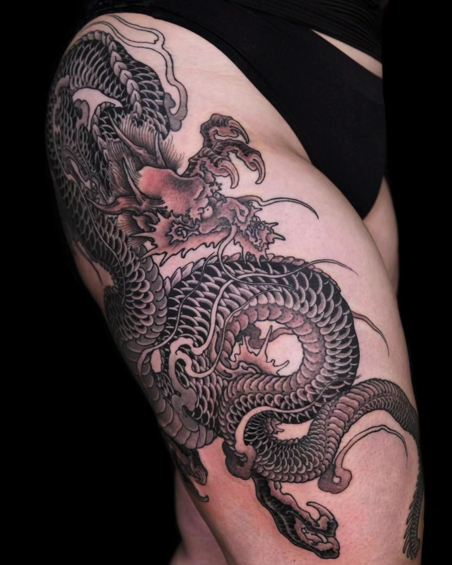 A black and gray dragon on the thigh done by Katsu @wildmonkey_katsu 

#balckandgreytattoos #blackdragon #japanesedragon #tattooedgirls #japanesetattoo #wildmonkeytattoo #gouda #netherlands #thightattoo