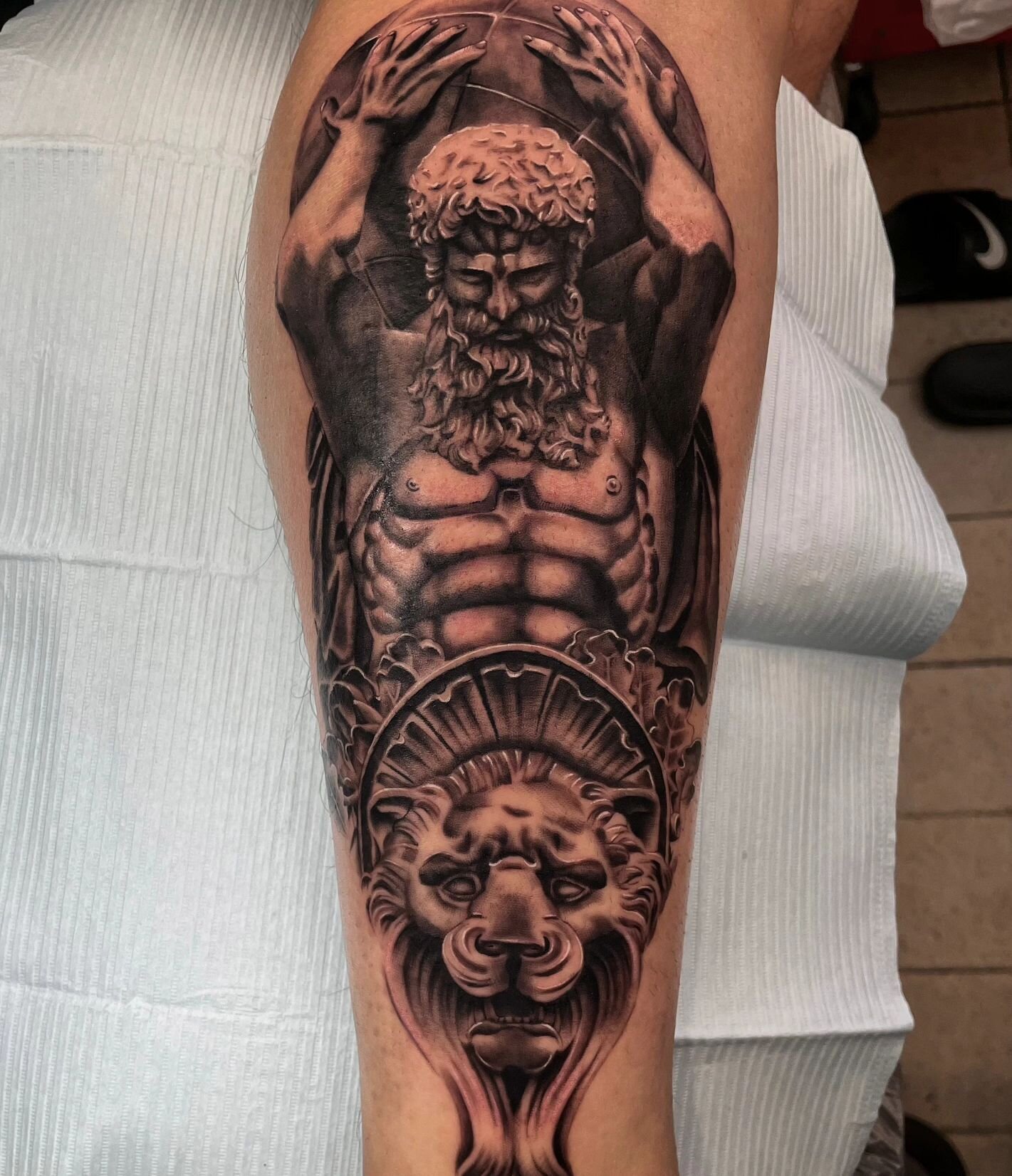 Beautiful black and gray realism Atlas tattoo done by Tadao @tstattoodesign 
If you are interested in his work let us know via our website.
Or you could DM him👉 @tstattoodesign 

#BLACKANDGRAYTATTOOS #atlas #atlastattoo #greekmythology #realismtatto