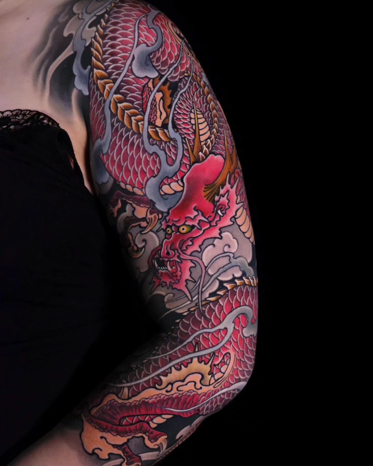 A beautiful red dragon done by Katsu @wildmonkey_katsu 🐉

#dragontattoos #reddragontattoo #japanesedragon #japanesestyle #japanesesleevetattoo #赤龍 #tattooedgirls #wildmonkeytattoo #gouda #netherlands #japanesetattooartist