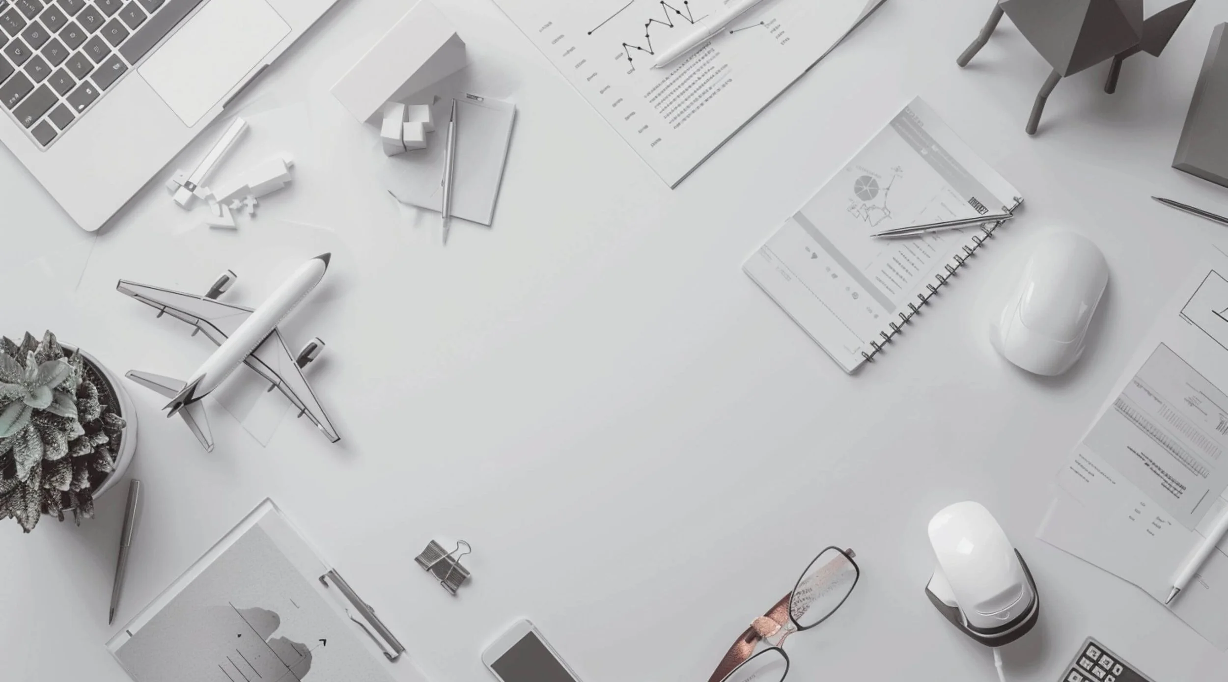 Minimalistisk arbetsyta med modellflygplan, anteckningar, laptop och logistikdokument – symboliserar supply chain-planering, analys och operativt ledarskap.