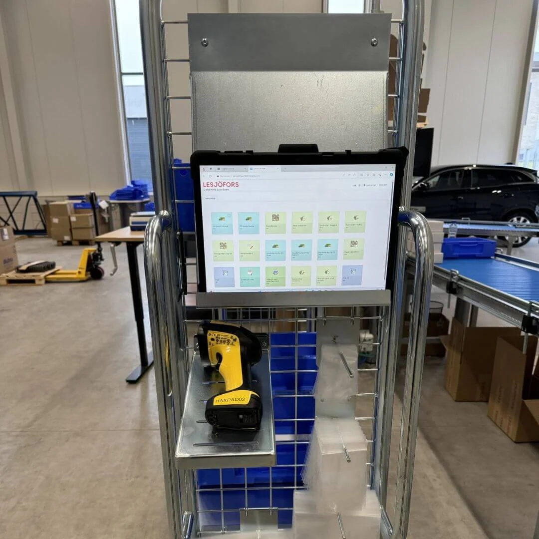 Skräddarsydd plockvagn i Lesjöfors centrallager med surfplatta för WMS-styrning och handscanner monterad på vagnens framsida.