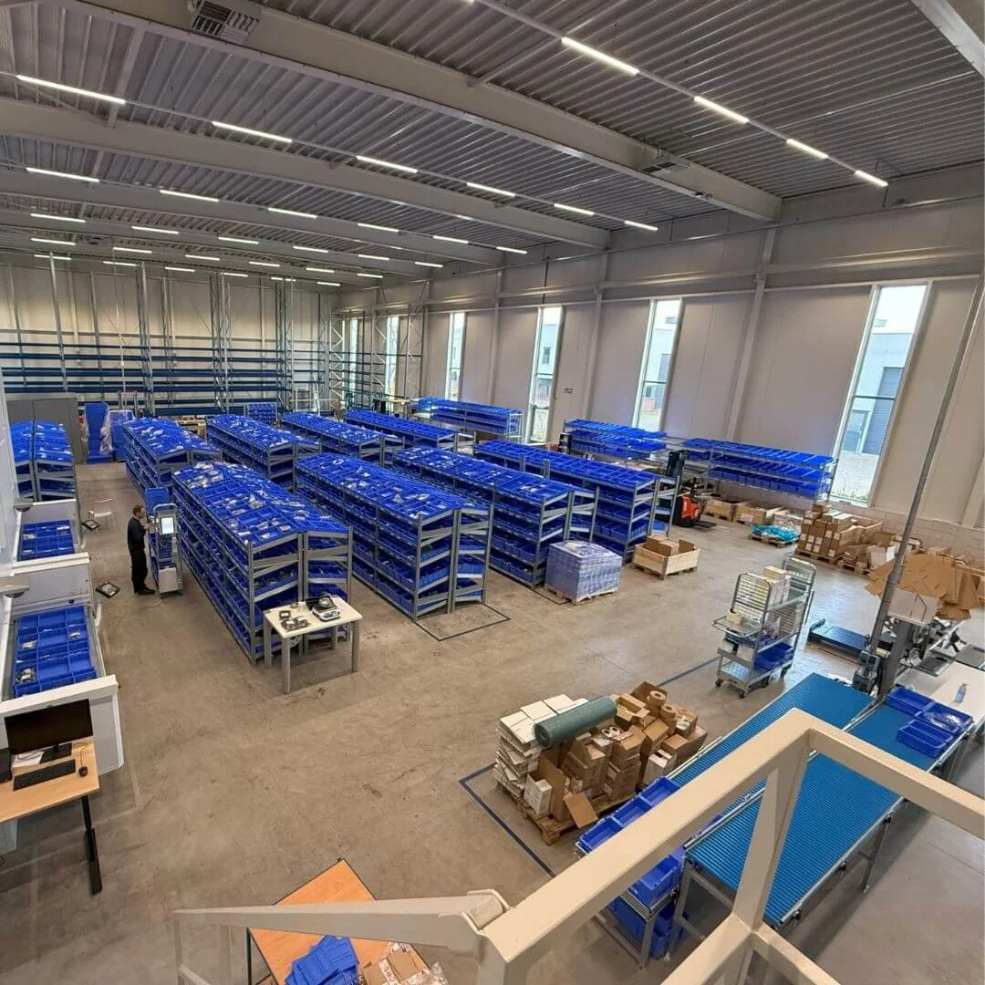 Lesjöfors europeiska centrallager i Nederländerna med blått plocklager, hyllställ och pågående lagerdrift.