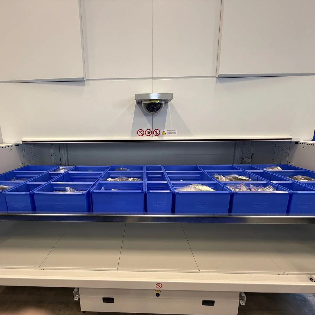 Vertikalkarusell i Lesjöfors centrallager med blå backar för småplock och automatiserad artikelhantering.