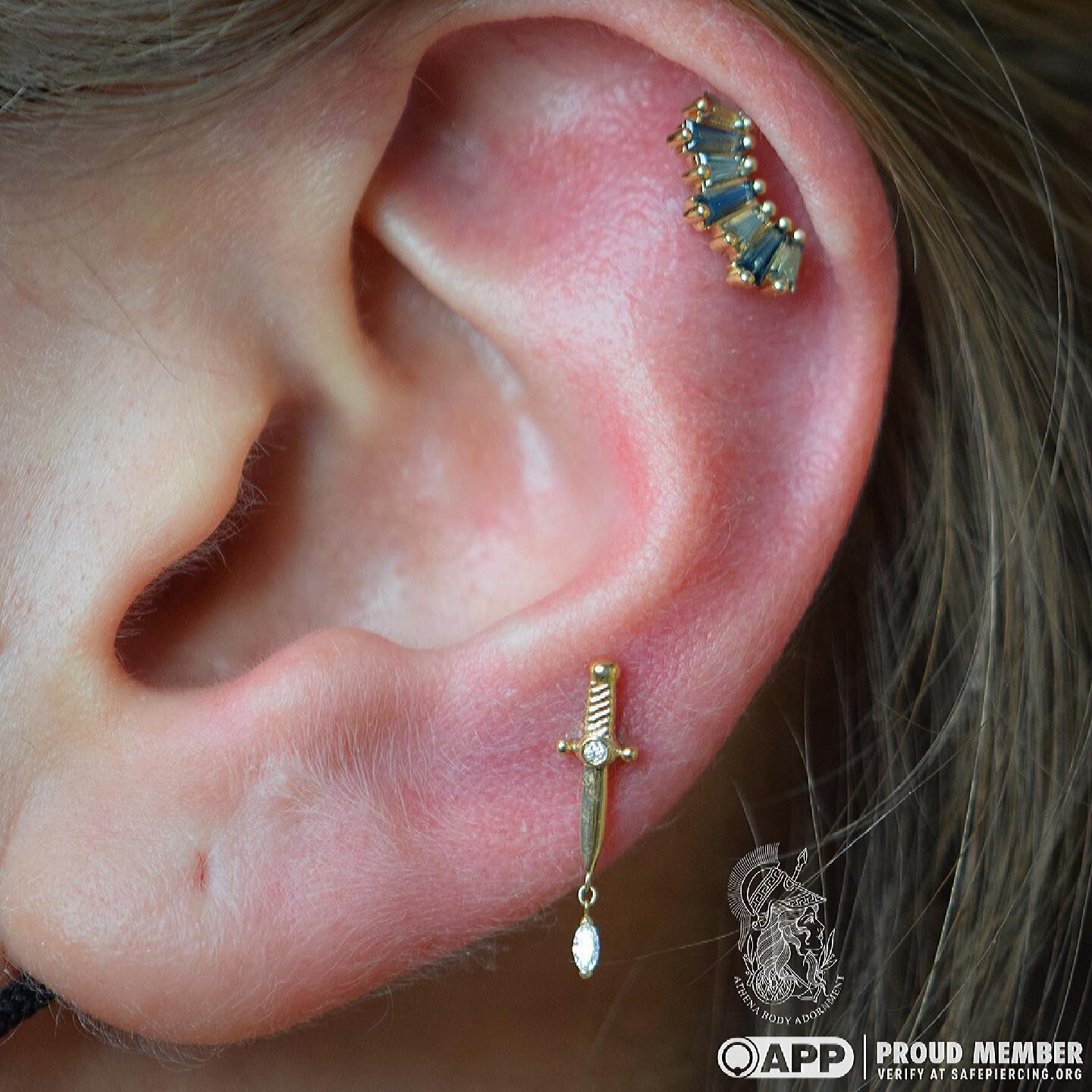 Healed #helixpiercing and #earlobepiercing by @sharpandshiny here @athena_body_adornment updated with this stunning Oceane 7 featuring grey sapphires and London blue topaz and Kiss of Death dagger in solid gold with VS diamonds from @bvla 💫

Athena 