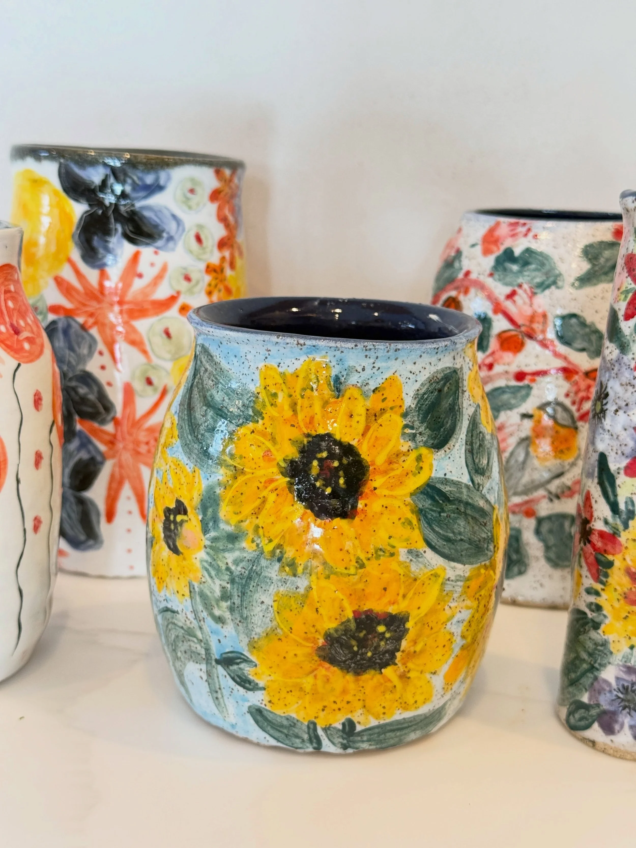 Sunflowers❤️#sunflowersofinstagram #sunflower #vermontartist #ceramicvase #starpuddingfarm