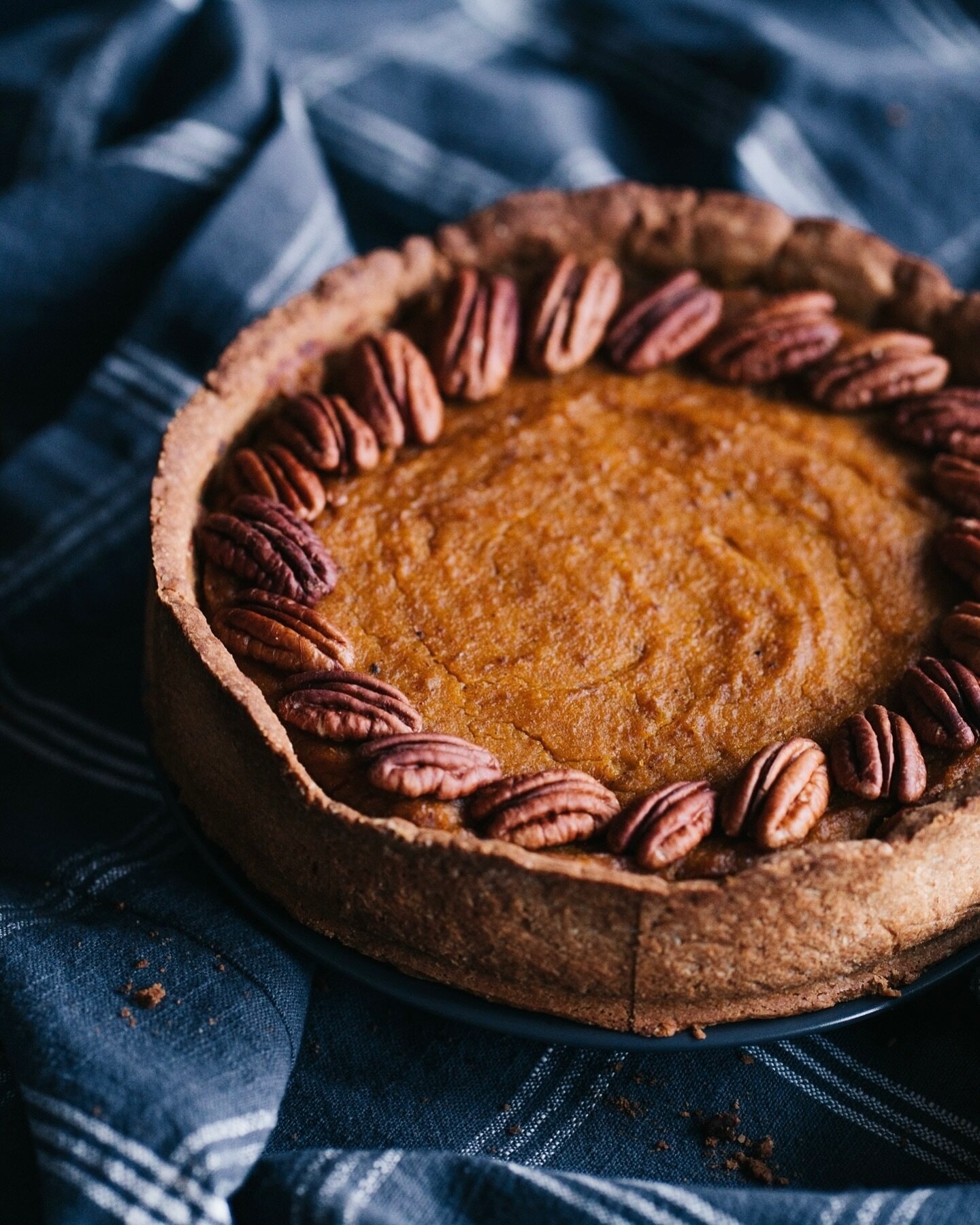 Divine Pumpkin Pecan Pie 🥮 

&bull; #nourishcookbook #pumpkinpierecipe #pecanpie #seasonaleating #seasonalcook #bakingday