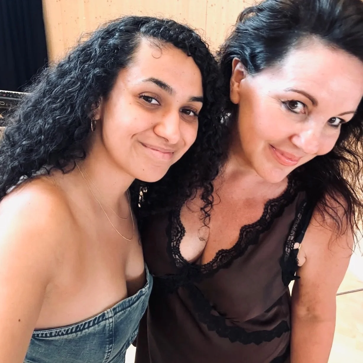 Few more pics of the incredible songwriters we had at our @shewritessongsorg camp last week at the @roundhouse.works 🎶🥁

With @prof.sophiedaniels @record.producers @chrisrmontague62 @sherbetlemon007 @merunisaofficial @ziandsi @daria_blyzniuk @ejsea